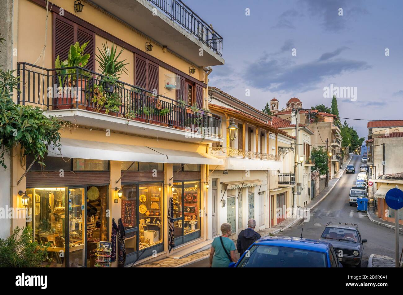 Delfi, Grecia - 11 Ottobre 2019. Vista serale della bellissima strada nella città di Delfi, Grecia Foto Stock
