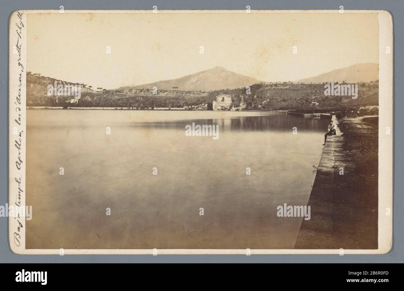 Gezicht op de tempel van Apollo, het meer van Averno en de grot van Sibille Vista del Tempio di Apollo, Lago Averno e la grotta Sibille Oggetto tipo : Government picture numero articolo: RP-F F20174 Iscrizioni / marchi: Annotazione, recto manoscritto 'Baja Temple Apollon, lac d'Averne , grotte Sibille' Produttore : fotografo: AnoniemFratelli Amodio (attribuzione rifiutata) Produzione Luogo: Fotografo: CumaeNapels Appuntamenti: 1850 - 1900 Materiale: Carta di cartone Tecnica: Albumina dimensioni pressione: Vettore secondario: H 109 mm × W 171 mm Soggetto: Paesaggio lago con grotta gelding, grotta wh Foto Stock