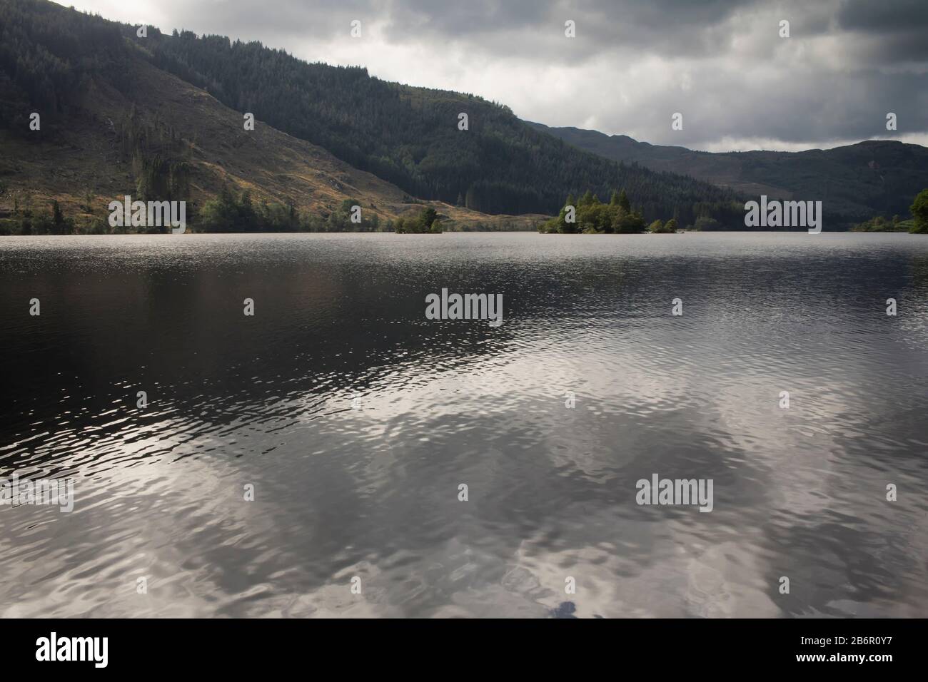 Un lago scozzese in un giorno estivo nuvoloso. Foto Stock