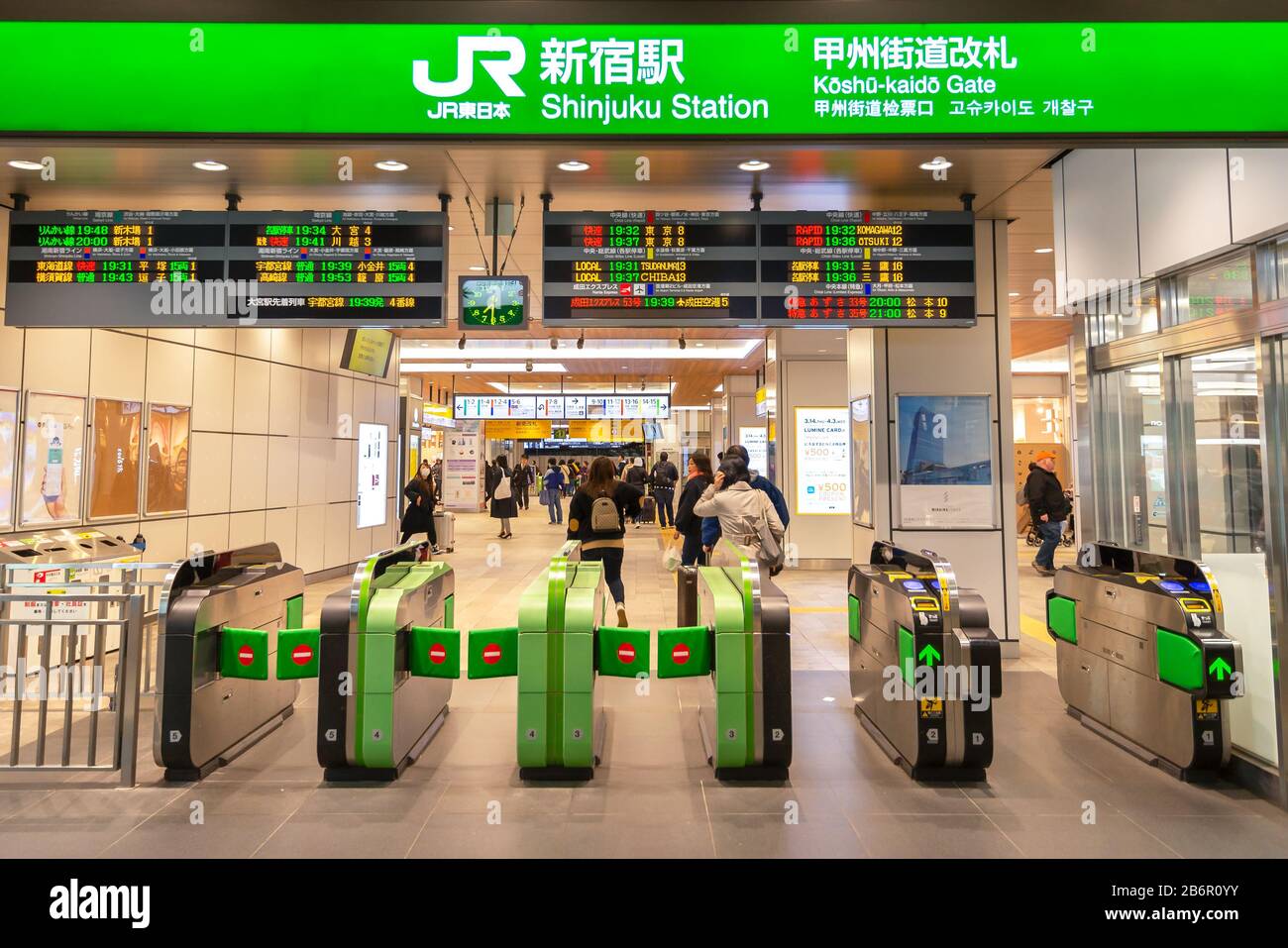 Ingresso e biglietti d'ingresso alla stazione della metropolitana di Shinjuku che accettano il Japan Rail Pass a Tokyo, Giappone. Uscita Koshu Kaido di notte con scheda elettronica. Foto Stock