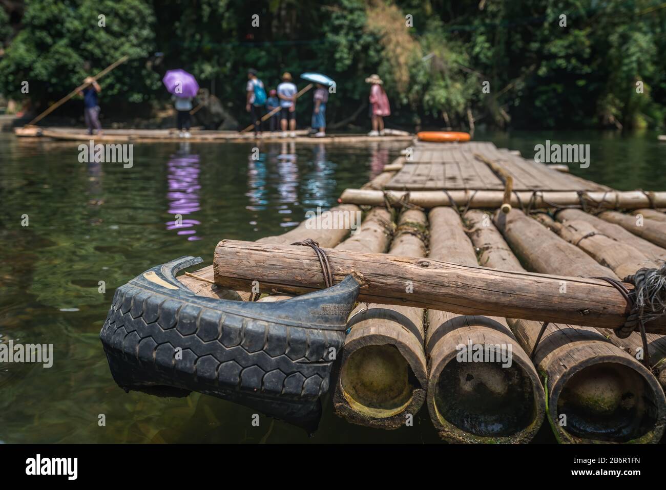 Yangshuo, Cina - Agosto 2019 : zattera di bambù di legno sul fiume che attraversa la galleria del paesaggio di Shili, campagna di Yangshuo, provincia di Guangxi Foto Stock