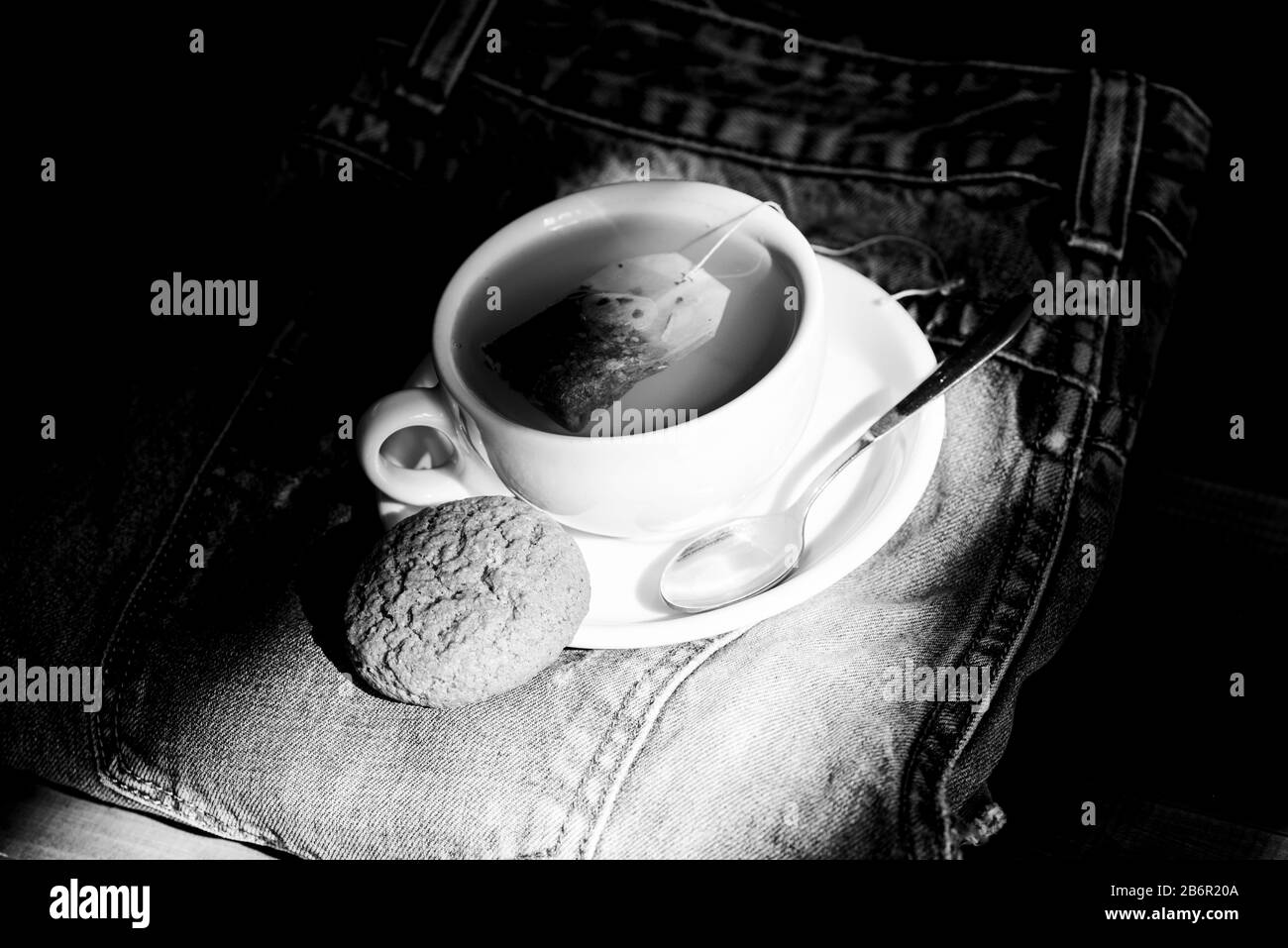 Tazza da tè riempiti vicino. Verde di erbe o nero a foglia intera. Processo di infuso di tè tazza ceramica. Ispirazione e atmosfera pacifica. Rilassante tè camomilla. Cup la tazza di tè caldo e oat cookie. Spuntino veloce concetto. Foto Stock