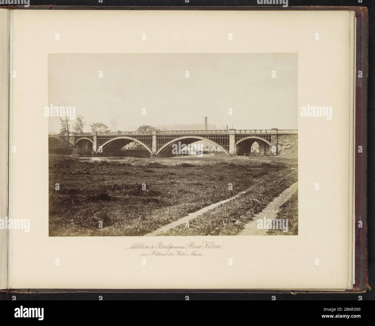 Gezicht op een brug over de Kelvin Wrading Hillhead Aggiunta a Bridge attraverso il fiume Kelvin, vicino Hillhead per la rete idrica (titel op Object) Vista di un ponte sul Kelvin vicino Hillhead Aggiunta a Bridge attraverso il fiume Kelvin, vicino Hillhead per la rete idrica (titolo oggetto) Tipo Di Proprietà: Foto pagina numero articolo: RP-F 2001-7-1623-32 Produttore : fotografo: T. & R. Annan & Sons Produzione Luogo: Scozia Data: CA. 1879 - o per il 1889 Materiale: Carta Tecnica: Albume dimensioni di stampa: Foto: H 204 mm × W 279 mm Oggetto: Paesaggio con ponte, viadotto o acquedotto Foto Stock