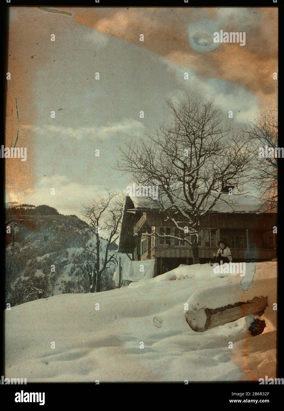 Gezicht op een chalet in de stneeuw Vista di uno chalet nella neve tipo di oggetto: Foto lanterna di vetro colore slide numero articolo: RP-F 2000-21-65 Produttore : fotografo Adolphe Burdet (nelle vicinanze) fotografo: Anonimo (attribuzione rifiutata) Luogo fabbricazione: Paesi Bassi Data: 1907 - 1930 caratteristiche Fisiche: Autochrome materiale: Vetro Tecnica: Autosromo / diapassitief dimensioni: H × 119 mm b 88 mm Foto Stock