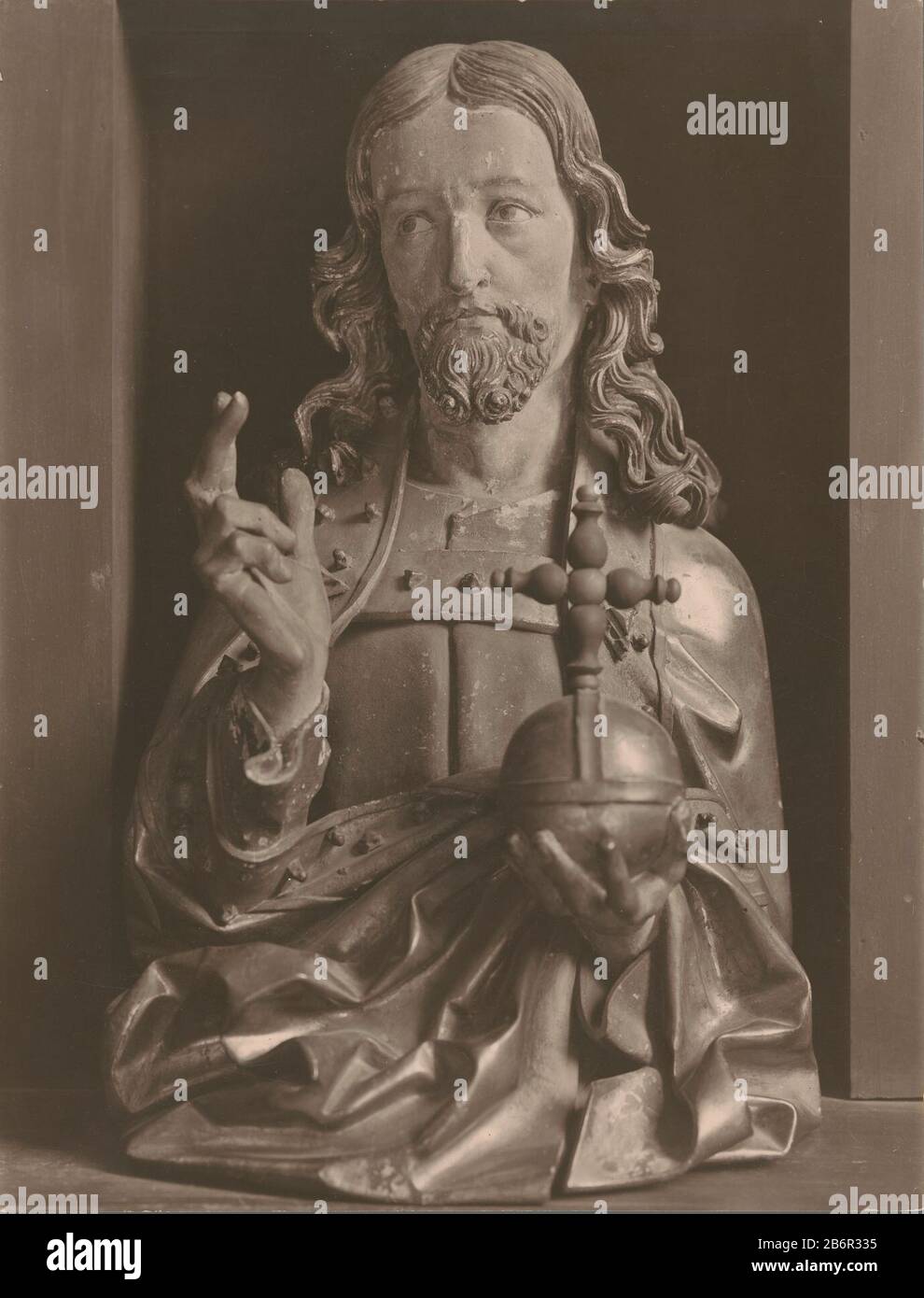 Gezicht op een buste van Christus die met de ene hand een zegenend gebaar maakt en in de andere Hand een rijksappel draagt Vista di un busto di Cristo, che con una mano un gesto di benedizione e nell'altra un orb porta tipo di oggetto: Immagine numero articolo: RP-F 00-9679 Iscrizioni / marchi: Stamp, vero, stampato: 'Riproduzione Interdite' Produttore : fotografo: J Christophe (edificio elencato) Datato: 1900 - 1960 Materiale: Tecnica della carta: Gelatina argento dimensioni di stampa: H 378 mm × W 290 mm Soggetto: Christusorb (simbolo di sovranità; sfera con croce sopra) D Foto Stock