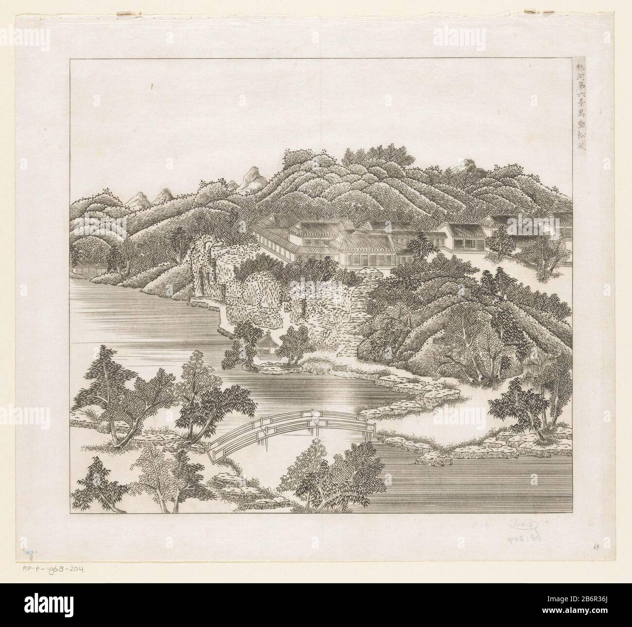 Gezicht op een deel van het keizerlijk zomerpaleis in Chengde (Jehol) te China Vista di una parte del palazzo imperiale estivo in un paesaggio con un ponte su un fiume in Chengde (Jehol) per la Cina. Nel 18th secolo gli imperatori ebbero che la dinastia Qing costruì un rifugio in montagna, circondato da mura. Era dotato di parchi con laghi, pagode e palazzi. Titolo in cinese rechtsboven. Produttore : stampatore Matteo Ripanaar design: Shen YuPlats prodotto: Cina Data: 1712 - 1714 Materiale: Carta cinese Tecnica: Engra (processo di stampa) dimensioni: Foglio: H 325 mm × W 356 mmto Foto Stock