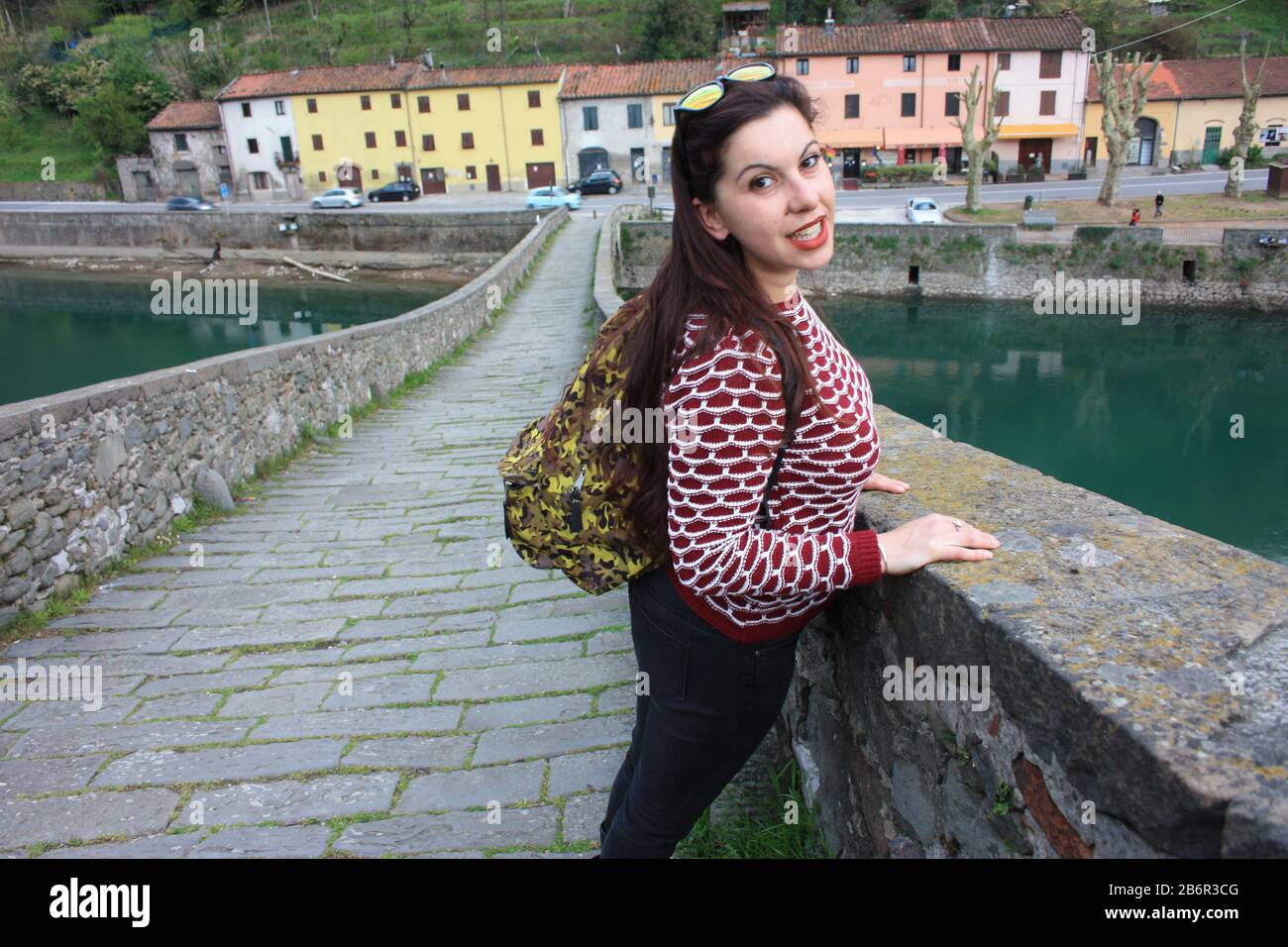 I giovani viaggiano visitando i villaggi della Toscana sul fiume Serchio a Lucca in Borgo a Mozzano sul Ponte della Maddalena in Italia Foto Stock