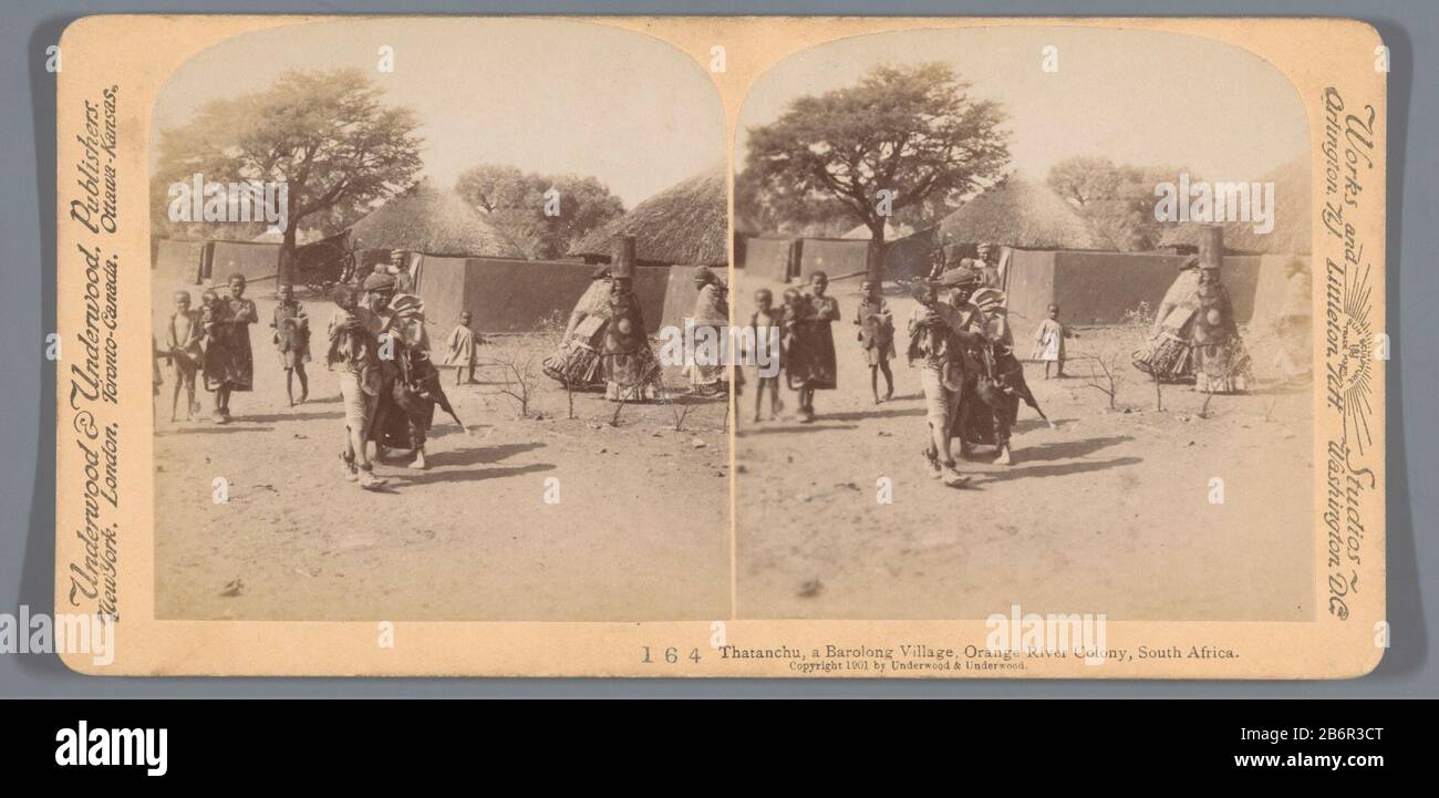 Gezicht op een dorp met Barolong bewoners in de Oranjerivierkolonie in Zuid-Afrika Thatanchu, a Barolong Village, Orange River Colony, Sud Africa (Titel op Object) Vista di un villaggio con Barolong residenti in Orange River Colony in Sud AfrikaThatanchu, un Barolong Village, Orange River Colony, South Africa (titolo) Tipo di proprietà: Immagine stereo numero articolo: RP-F F09058 Iscrizioni / marchi: Nome, recto, stampato: 'Opere e sculture Studios marchio Sun Arlington NJ Littleton NH DC'nummer Washington, recto, stampato: '164' Produttore : fotografo: Underwood and Underwood (li Foto Stock