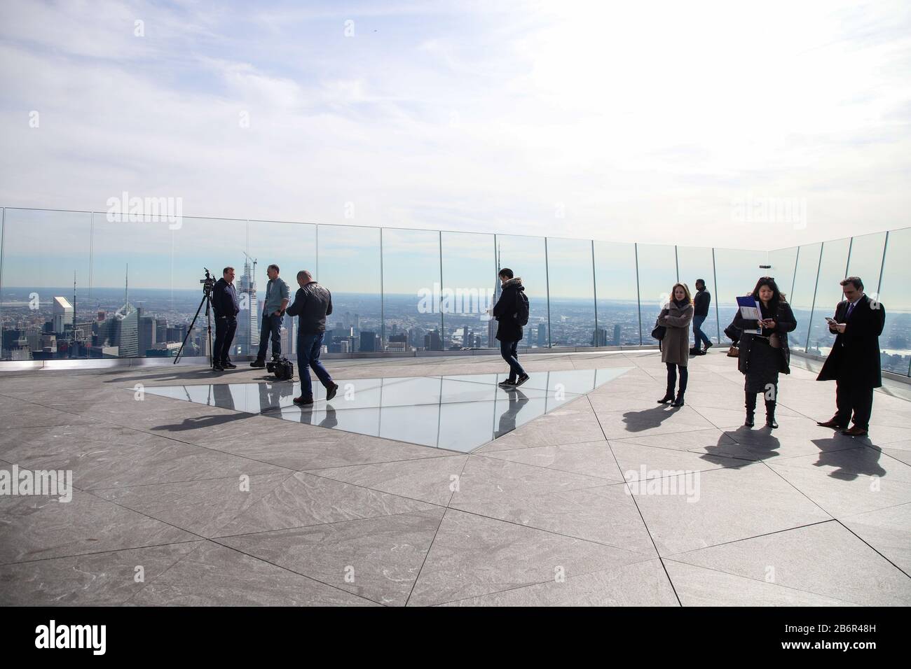 New York, Stati Uniti. 11th Mar, 2020. Inaugurazione dell'osservatorio Edge a New York negli Stati Uniti questo Mercoledì, 11. E' l'osservatorio open-deck piu' alto dell'Emisfero Occidentale che mostra vedute impareggiabili a 360 gradi dell'iconico skyline di New York City. Si erge a 1.131 piedi nel cuore Dei Iarde di Hudson, con un'eccitante pavimento in vetro, pareti angolari in vetro, gradini con orizzonte fino allo spazio di osservazione all'aperto al 100 Â° piano. Credit: Vanessa Carvalho/Zuma Wire/Alamy Live News Foto Stock