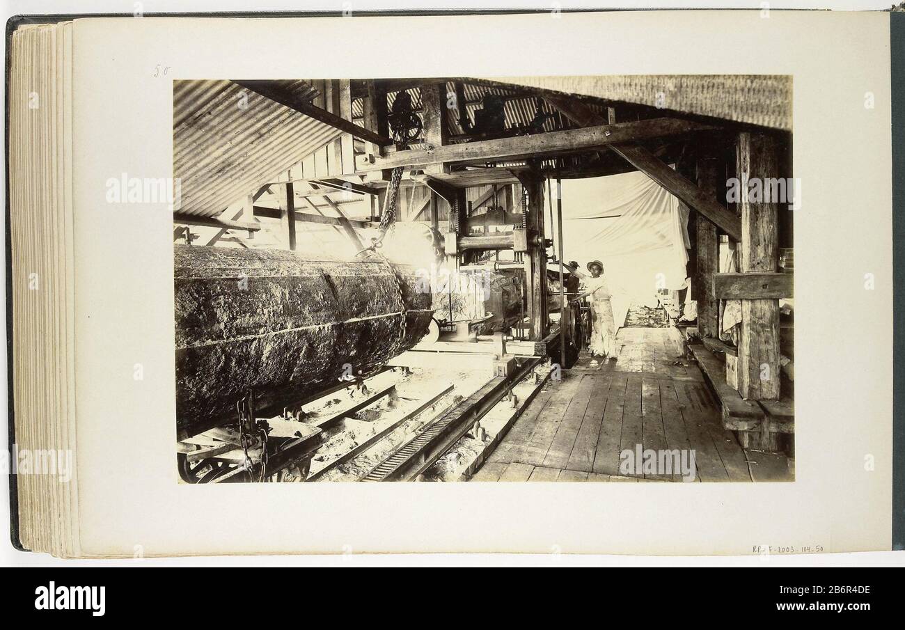 Gezicht op een houtzagerij in Lau-Boentoe, Sumatra Deze foto maakt deel uit van een album. Produttore : fotograf: H. Ernst & CoPlaats fabbricante: Sumatra Dating: CA. 1890 - ca. 1900 Materiale: Fotopapier karton Techniek: Albuminedruk dimensioni: Foto: H 265 mm × b 355 mmToelichtingIn de lijst van afbeeldingen wordt deze foto beschreven met de woorden Holzzägerei Lau-Boentoe. Oggetto: Segheria di  (+ uomini (operai))Segatura (processo industriale) Foto Stock