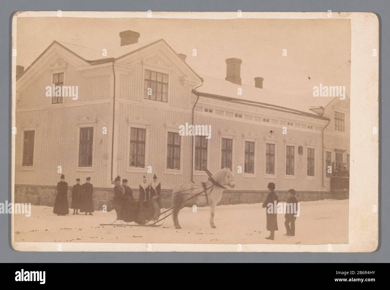 Gezicht op een huis met mensen ervoor met een slede en een paard in de stneeuw Vista di una casa con persone prima di un carro e un cavallo nella neve tipo di oggetto: Foto Cabinet picture numero articolo: RP-F F20289 Iscrizioni / marchi: Nome, vero, stampato 'collezione M. Catto' Produttore : fotografo: Anonymous date: CA. 1870 - ca. 1890 caratteristiche Fisiche: Albume materiale di stampa: Carta cartone Tecnica: Albume dimensioni di stampa: Foto: H 103 mm × W 153 mm Oggetto: Cavallo-slitta neve Foto Stock