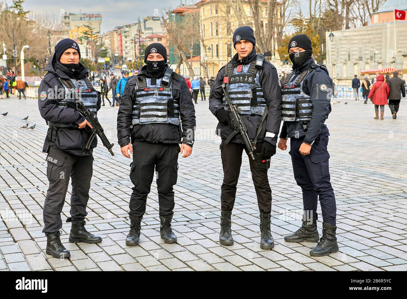 Istanbul, Turchia - 11 febbraio 2020: Quattro giovani poliziotti armati di armi automatiche in uniforme e con corazza a Sultanahmet Meydan su un buio Foto Stock