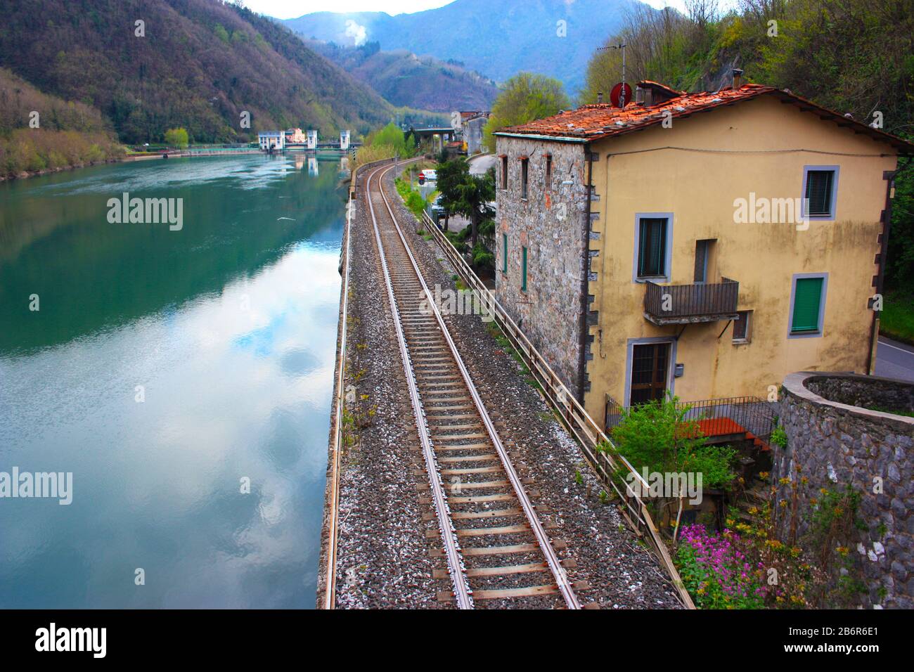 Il fiume Serchio toscano di Borgo a Mozzano e il riflesso del cielo in una giornata torbida nella campagna medievale Foto Stock