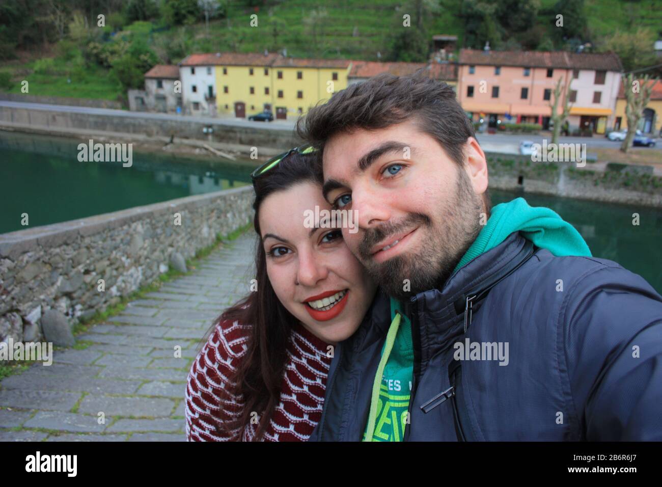 Il suggestivo e famoso Ponte della Maddalena di Lucca costruito in mattoni su un fiume in un antico borgo medievale di Borgo a Mozzano Foto Stock