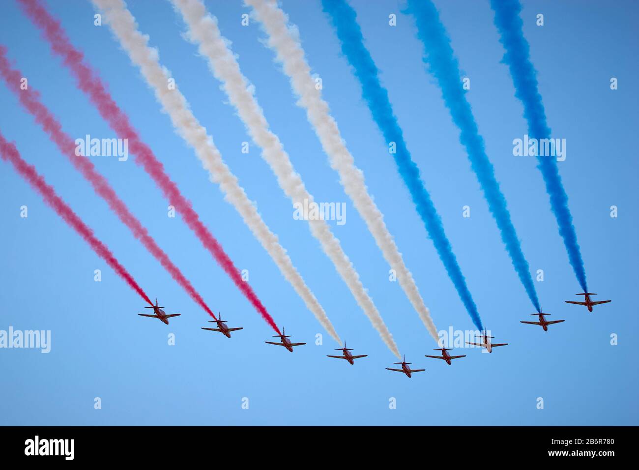 Il team di esposizione aerobica Red Arrows che sorvolava il Surrey durante Wings and Wheels al Dunsfold aerodrome, agosto 2018 Foto Stock