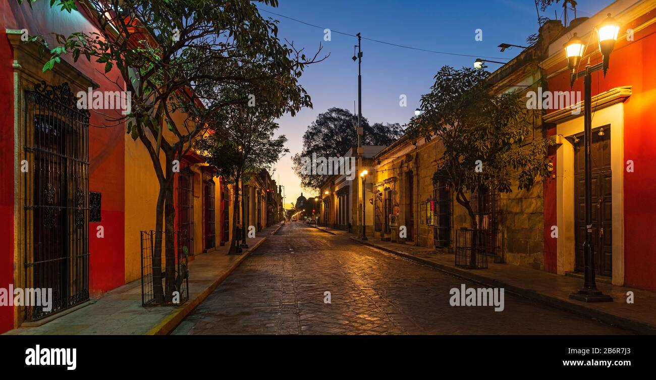 Panorama urbano della città di Oaxaca all'alba con la sua architettura in stile coloniale, stato di Oaxaca, Messico. Foto Stock
