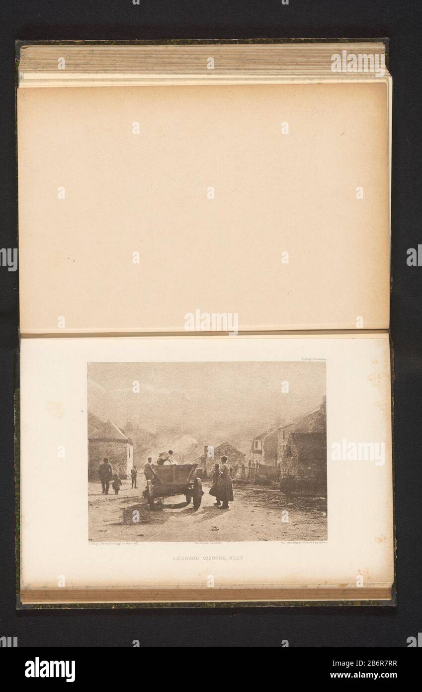 Gezicht op een straat en onbekende personen die en kar inladen Visualizza una strada e persone sconosciute e carrello oggetto carico tipo : fotomeccanica stampa pagina numero articolo: RP-F 2001-7-968-1-181 Produttore : fotografo: Leonard Misonne (edificio elencato) clichémaker: Riffarth & Co Meisenbach (edificio elencato) Editore: Wilhelm Knapp Verlag (proprietà in elenco) Fabbricazione Di Posti: Clichémaker: Berlin Editore: Halle an der Saal Data: C.1893 - o per 1898 Materiale: Tecnica della carta: Dimensioni della fotoincisione: Stampa: H 120 mm × b 163 mmToelichtingPrent due pagine pagina 354. Oggetto: Paesaggi urbani e terreni Foto Stock