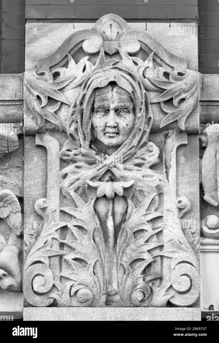 Il fregio calcareo del Drhumor Building, ad Asheville, North Carolina, USA, ha ritratti in bassorilievo, realizzati da Frederic Miles, il carver di pietra inglese. Foto Stock