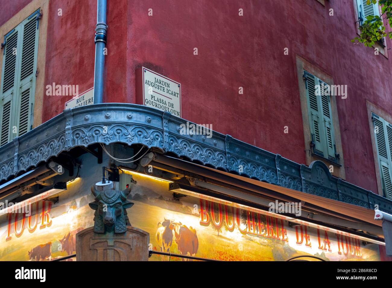 Decorazioni decorate in stile art deco su un angolo della strada sopra un macellaio di carne nella città vecchia di Nizza, in Francia. Foto Stock