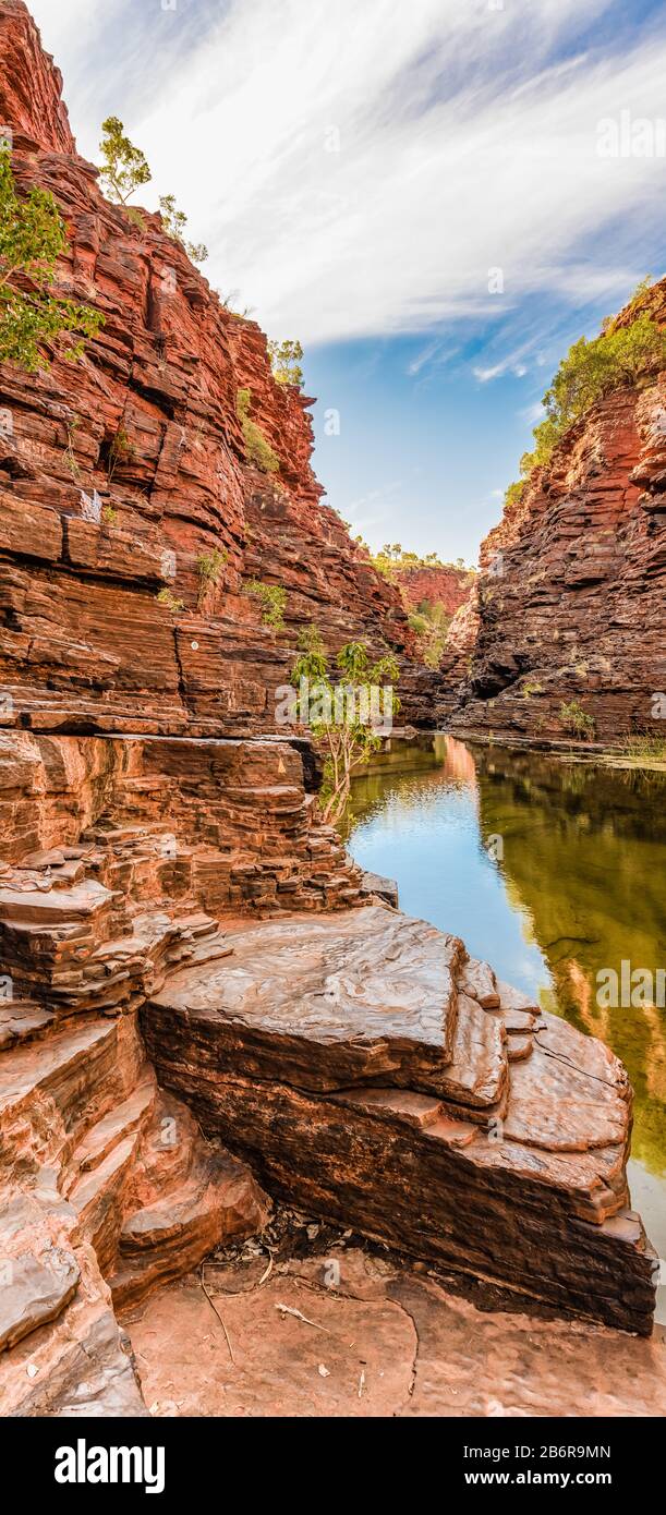 Coloratissima piscina della gola di Weano nel Parco Nazionale Karajini nell'Australia Occidentale Foto Stock