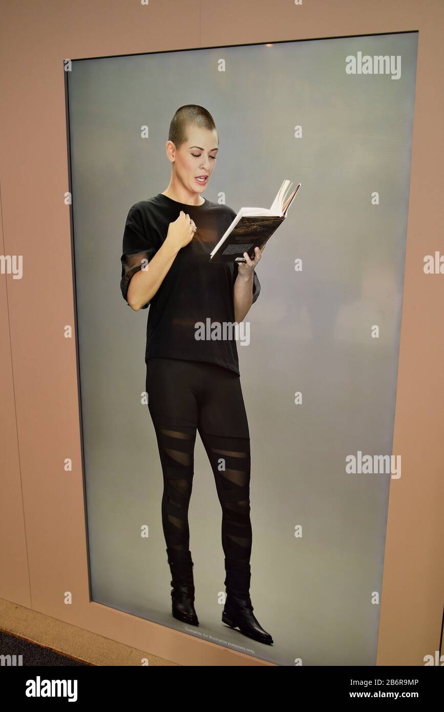 Samsung Lab-funded, Star Labs, rivelare le forme di vita di intelligenza artificiale-powered (ai), una donna, su schermi TV al CES, Las Vegas, NV, USA Foto Stock