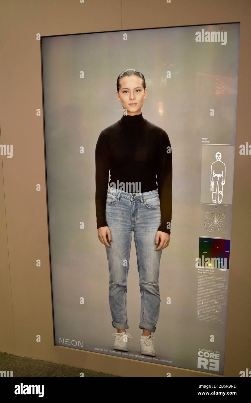 Samsung Lab-funded, Star Labs, rivelare le forme di vita di intelligenza artificiale-powered (ai), una donna, su schermi TV al CES, Las Vegas, NV, USA Foto Stock