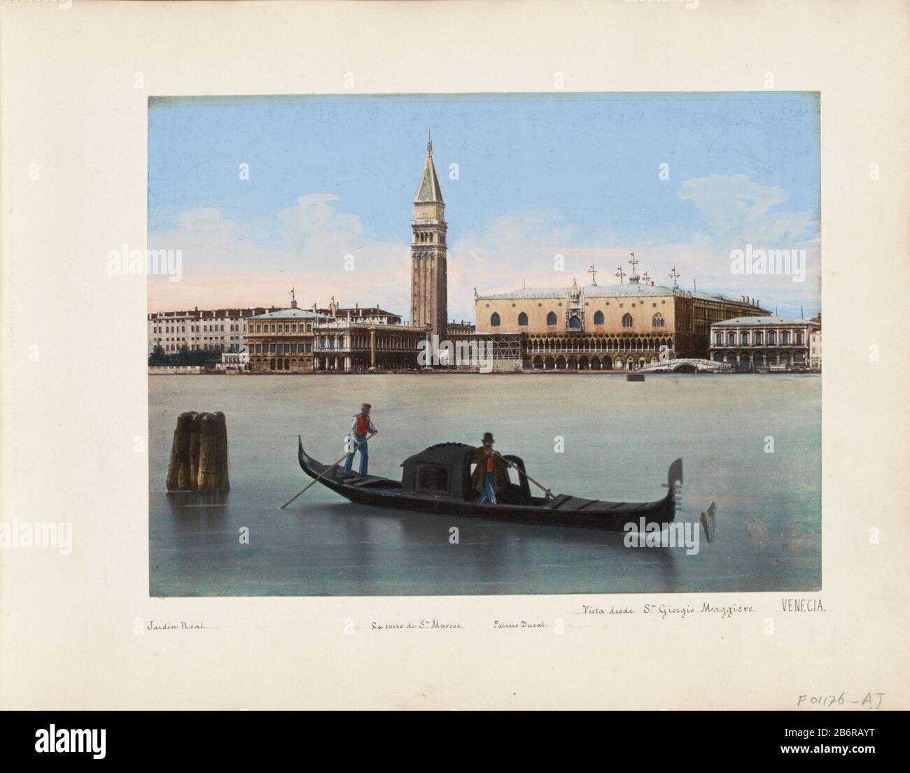 Parte della Galleria di Viaggi con foto e disegni di Manuel Mayo 1876. Produttore : fotografo: Anonymous Place produzione: Venezia Data: 1850 - 1876 caratteristiche Fisiche: Albume colorato materiale di stampa: Carta finitura vernice acquerello Tecnica: Pressione albumina / colore della mano / photographie peinte dimensioni: H 177 mm × W 240 mm Oggetto: Viaggiare; turismo palazzo parti della chiesa esterno e annessi: Campanile dove: DogepaleisCampanile di San Marco Foto Stock