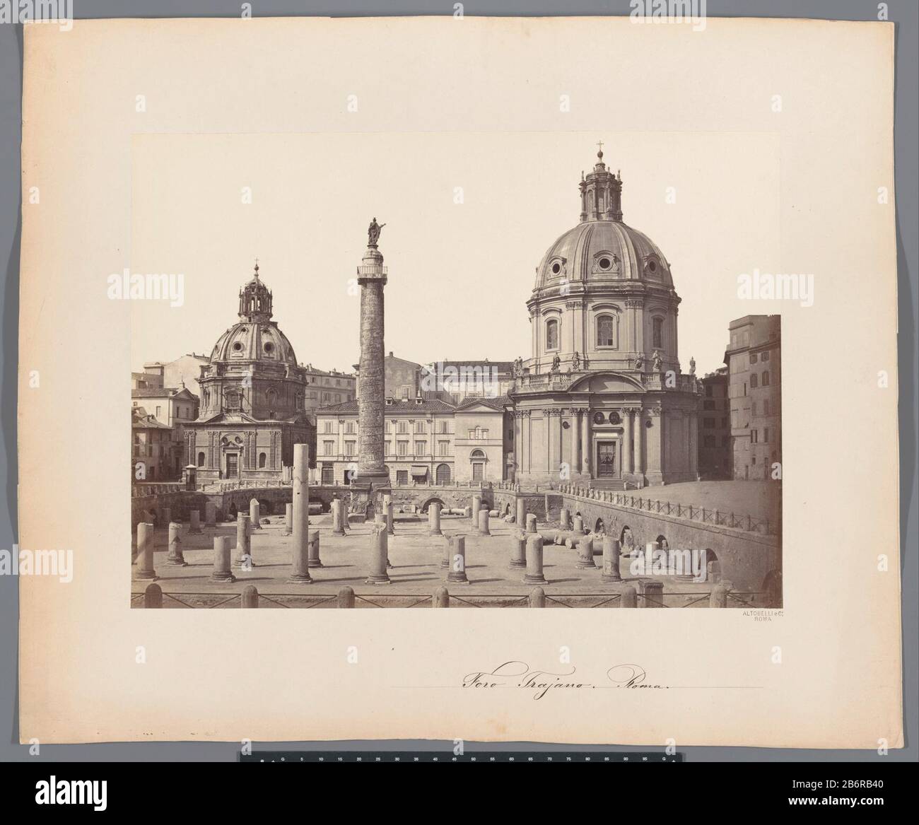 Gezicht op het Forum Trojanus a Roma foro Trajano, Roma (titel op object) Di S. Maria di Loreto (sinistra) e colonna di Traiano (centro) fabbricazione Creatore: Fotografo: Gioacchino Altobelli (edificio storico) fotografo: Altobelli e CiPlaats manifattura: Roma Data: CA. 1860 - ca. 1880 caratteristiche Fisiche: Albume materiale di stampa: Carta carta cartone Tecnica: Albume dimensioni di stampa: Foto: H 276 mm × W 376 mmblad: H 418 mm × W 503 mmOnderwerp Foto Stock