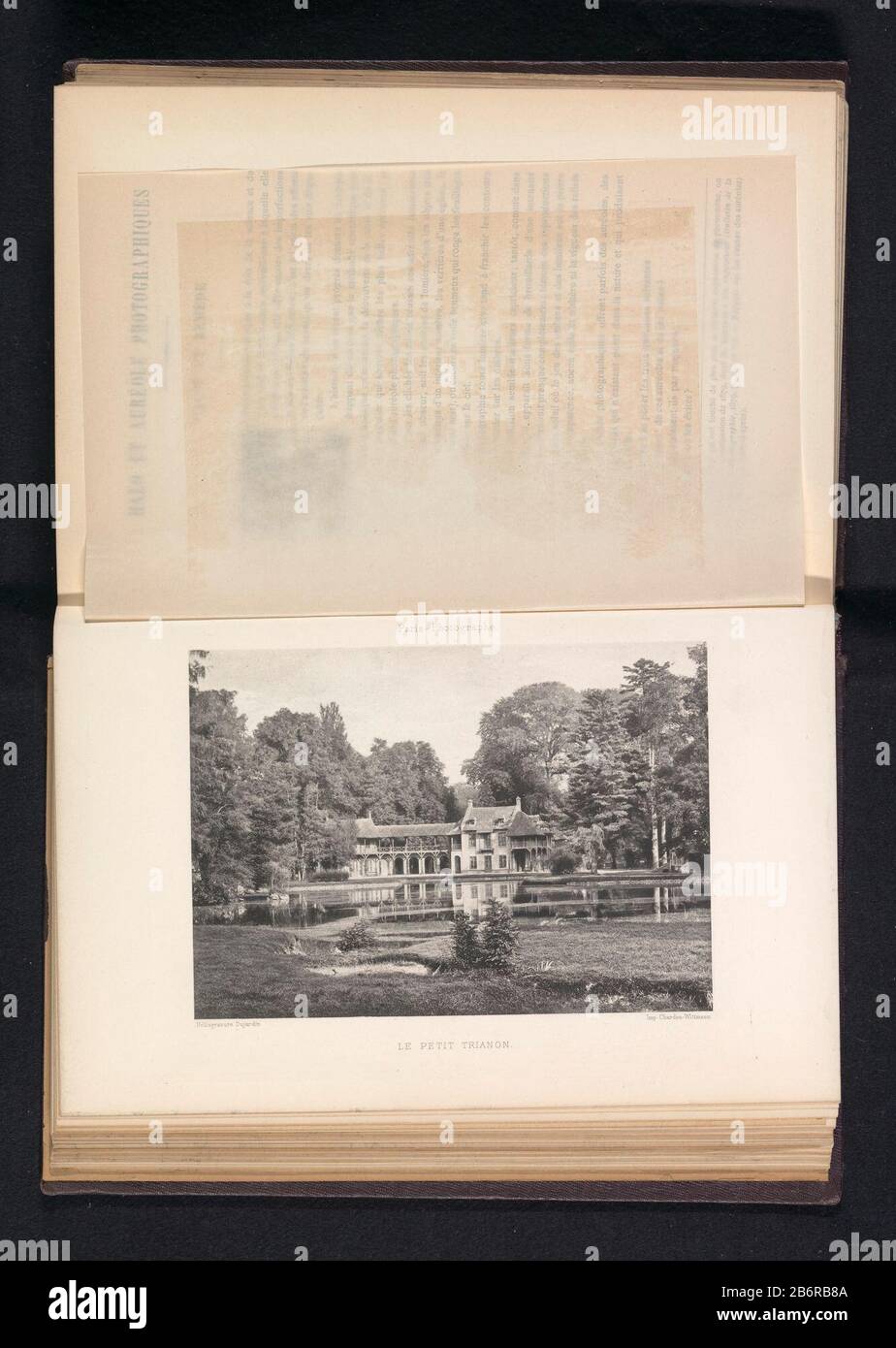 Gezicht op het Hameau de la Reine le Petit Trianon (titel op Object) Vedi del Hameau de la Reinele Petit Trianon (title Object) Tipo Di Proprietà: Fotomeccanica stampa pagina numero articolo: RP-F 2001-7-1101A-12 Produttore : fotografo: Dujardin (listed building) fabbricante: Chardon-Wittmann (listed property) Luogo: Versailles. 1881 - o per 1891 Materiale: Carta Tecnica: Dimensioni della fotoincisione: Stampa: H 122 mm × W 172 mmToelichtingPrent front page 95. Oggetto: Palazzo dove le Hameau de la Rein Foto Stock