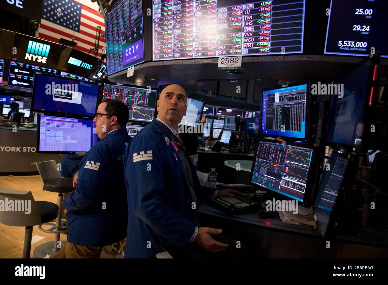 New York, Stati Uniti. 11th Mar, 2020. I commercianti lavorano alla Borsa di New York (NYSE) a New York, gli Stati Uniti, l'11 marzo 2020. La Dow Jones Industrial Average ha registrato un picco di 1.464,94 punti, pari al 5,86%, a 23.553,22. L'indice delle 30 azioni è sceso in un territorio di mercato dell'orso, in diminuzione di oltre il 20% rispetto alla chiusura record del mese scorso. La S&P 500 è diminuita di 140,85 punti, pari al 4,89%, per arrivare a 2.741,38. L'indice composito Nasdaq ha immerso 392,20 punti, ossia 4,70 per cento, a 7,952,05. Credito: Michael Nagle/Xinhua/Alamy Live News Foto Stock