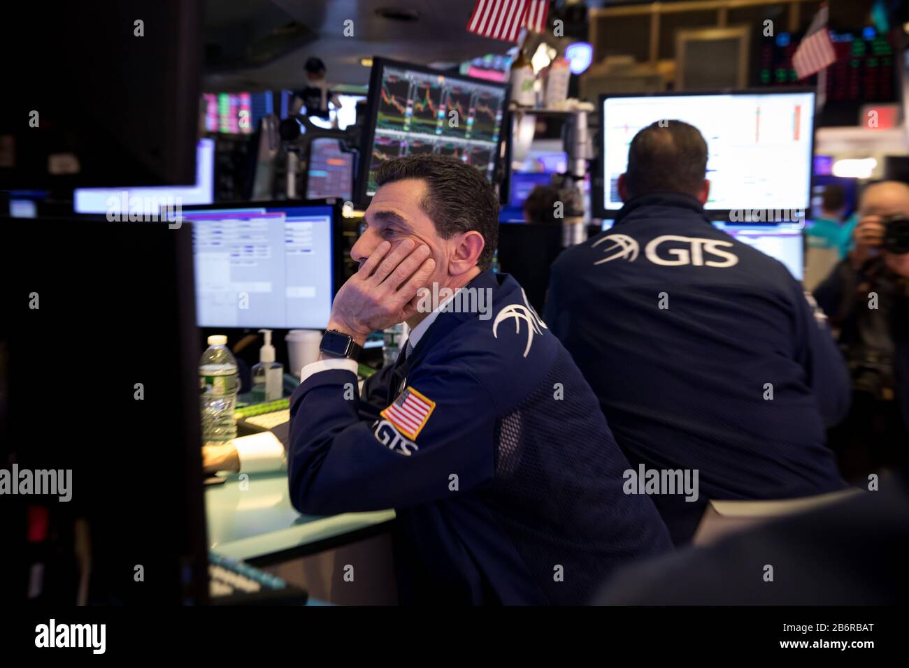 New York, Stati Uniti. 11th Mar, 2020. I commercianti lavorano alla Borsa di New York (NYSE) a New York, gli Stati Uniti, l'11 marzo 2020. La Dow Jones Industrial Average ha registrato un picco di 1.464,94 punti, pari al 5,86%, a 23.553,22. L'indice delle 30 azioni è sceso in un territorio di mercato dell'orso, in diminuzione di oltre il 20% rispetto alla chiusura record del mese scorso. La S&P 500 è diminuita di 140,85 punti, pari al 4,89%, per arrivare a 2.741,38. L'indice composito Nasdaq ha immerso 392,20 punti, ossia 4,70 per cento, a 7,952,05. Credito: Michael Nagle/Xinhua/Alamy Live News Foto Stock