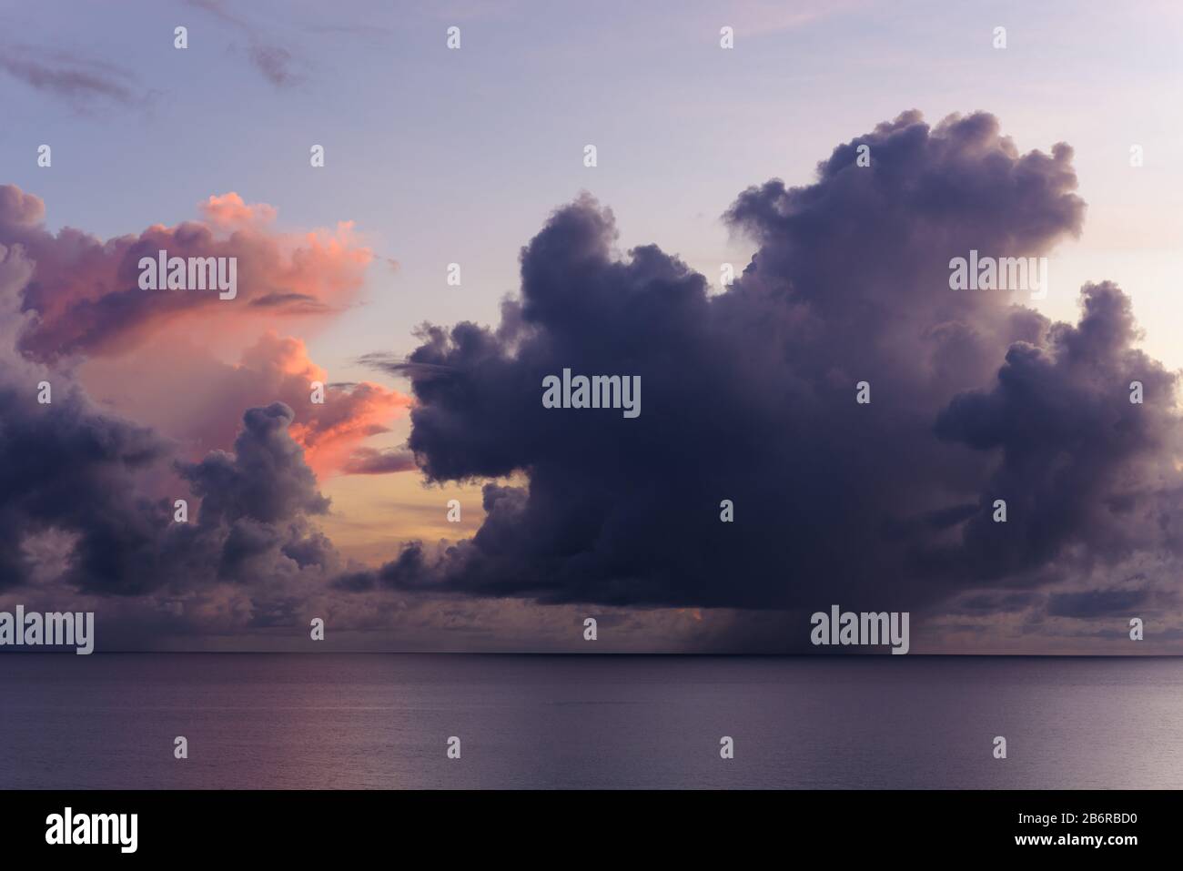 Vista dell'alba dal belvedere Rex, a Wangetti nel Queensland, mentre una tempesta si getta sull'orizzonte dell'Oceano Pacifico. Foto Stock