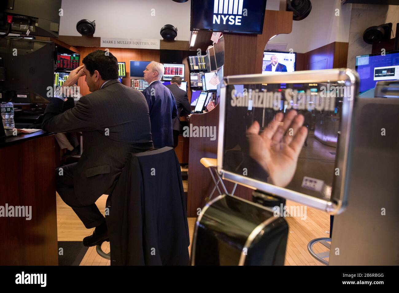 New York, Stati Uniti. 11th Mar, 2020. I commercianti lavorano accanto ad una stazione di igienizzazione della mano alla Borsa di New York (NYSE) a New York, gli Stati Uniti, l'11 marzo 2020. La Dow Jones Industrial Average ha registrato un picco di 1.464,94 punti, pari al 5,86%, a 23.553,22. L'indice delle 30 azioni è sceso in un territorio di mercato dell'orso, in diminuzione di oltre il 20% rispetto alla chiusura record del mese scorso. La S&P 500 è diminuita di 140,85 punti, pari al 4,89%, per arrivare a 2.741,38. L'indice composito Nasdaq ha immerso 392,20 punti, ossia 4,70 per cento, a 7,952,05. Credito: Michael Nagle/Xinhua/Alamy Live News Foto Stock