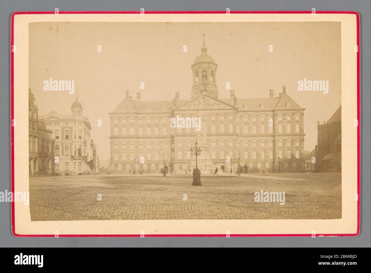 Gezicht op het Koninklijk Paleis op de Dam in Amsterdam Vedi il Palazzo reale su Piazza Dam in Amsterdam Property Type: Photo Cabinet picture numero articolo: RP-F F19504 Iscrizioni / marchi: Iscrizione vero, stampato: 'Librairie Royale / de / MM Couvée / Fourisseur de la cour. / Gambe lunghe 41 / la Haye./ Specialité le Photographies: / Vues de différentes villes./ Copia le tableaux les Plus retmarchesi./ tipi e Costumi NEERLANDAISES / esposizione permanente / de / tableaux modernes./ Entrée libre.' Produttore : creatore: Mm Couvée (indicato sull'oggetto) Data: 1870 - 1900 Materiale: Cardb Foto Stock