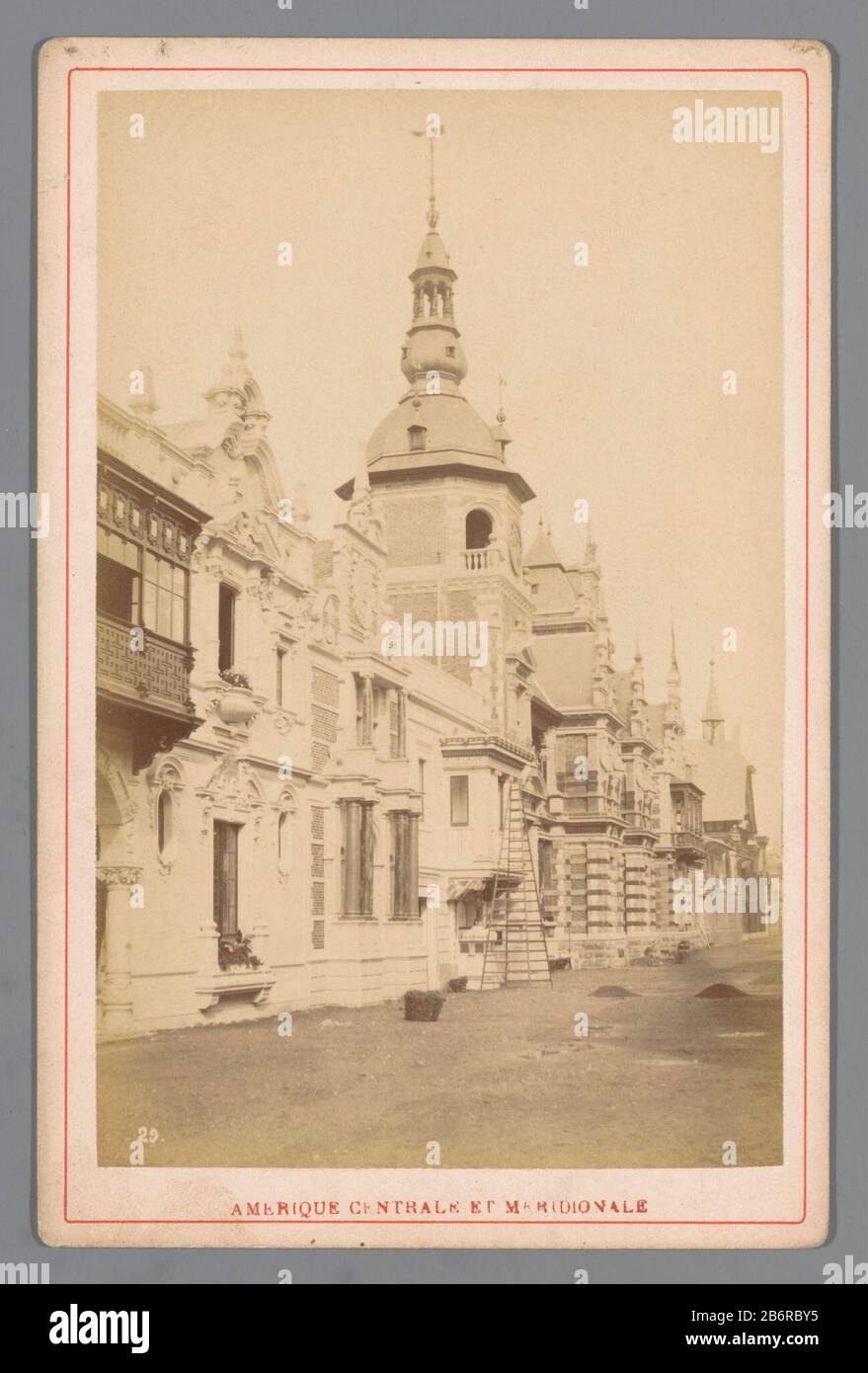 Gezicht op het Midden- en Zuid-Amerikaanse deel van de Wereldtentoonstelling van 1878 a Parijs Amerique Centrale et Meridionale (titel op Object) Vista della parte Centro e Sud America della World Exhibition del 1878 a ParijsAmerique Centrale et Meridionale (title Object) Tipo Di Proprietà: Foto numero di Gabinetto: RP-F F19700 Iscrizioni / marchi: Number, recto stampato: '29 .' Produttore : fotografo: Blocco Adolphe (possibile) Luogo di produzione: Parigi Data: 1 maggio 1878-10 novembre 1878 Materiale: Carta di cartone Tecnica: Albumen dimensioni di stampa: Supporto secondario: H 165 mm × W 108 Foto Stock