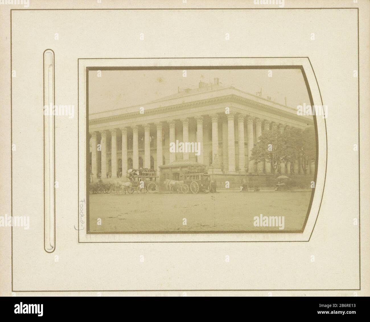 Gezicht op het beursgebouw van Parijs ha incontrato paardentrams ervoor Parte di album con cabinet foto visto dove : condizioni a Parigi e Versailles. Produttore : fotografo: Anonymous location manufacturing: Paris Dating: CA. 1870 - ca. 1900 caratteristiche Fisiche: Albumen materiale di stampa: Carta fotografica di cartone Tecnica: Albumina pressione dimensioni: Cabinetphotos: H 108 mm × W 163 mm Oggetto: Scambio, Bourseville Street (+ città (-scape) con cifre, personale) diligenza, omnibus, cavallo-tram che parigi borsa e Foto Stock