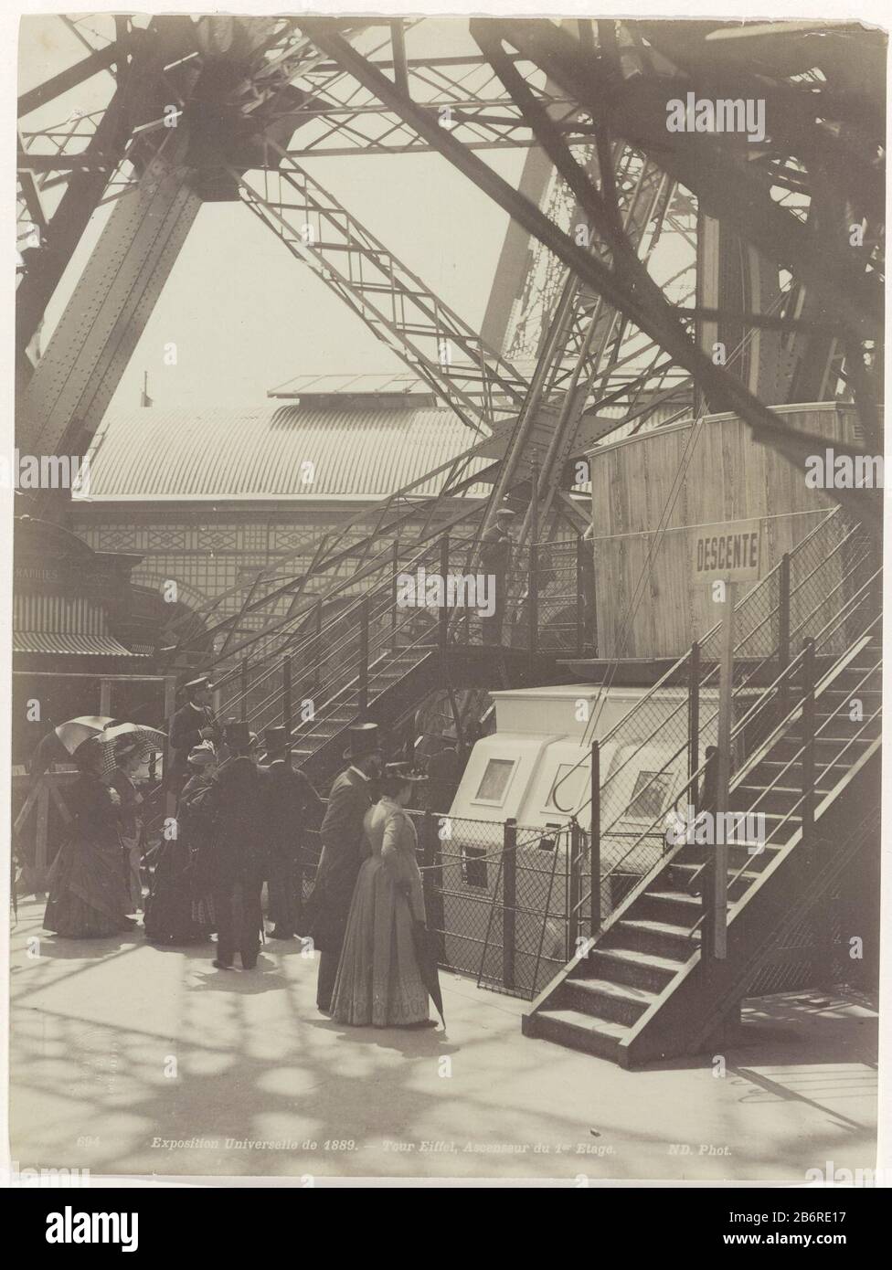 Gezicht op het scantinato van de Eiffel eltoren met staalconstructie ten tijde van de Wereldtentoonstelling, 1900 Vista della struttura in acciaio al seminterrato della Torre Eiffel con il tempo del mondo, 1900 Tipo Di Oggetto : immagine numero articolo: RP-F 2013-60 Produttore : fotografo: Neurdein Frère Luogo fabbricazione: Parigi Data: 1900 caratteristiche Fisiche: Albumen materiale di stampa: Cartone Engineering : albumen dimensioni di stampa: H 280 mm × W 210 mm Oggetto: Fiera mondiale, esposizione mondiale Expo 1900 (Parigi) Quando: 1900 - 1900 Foto Stock