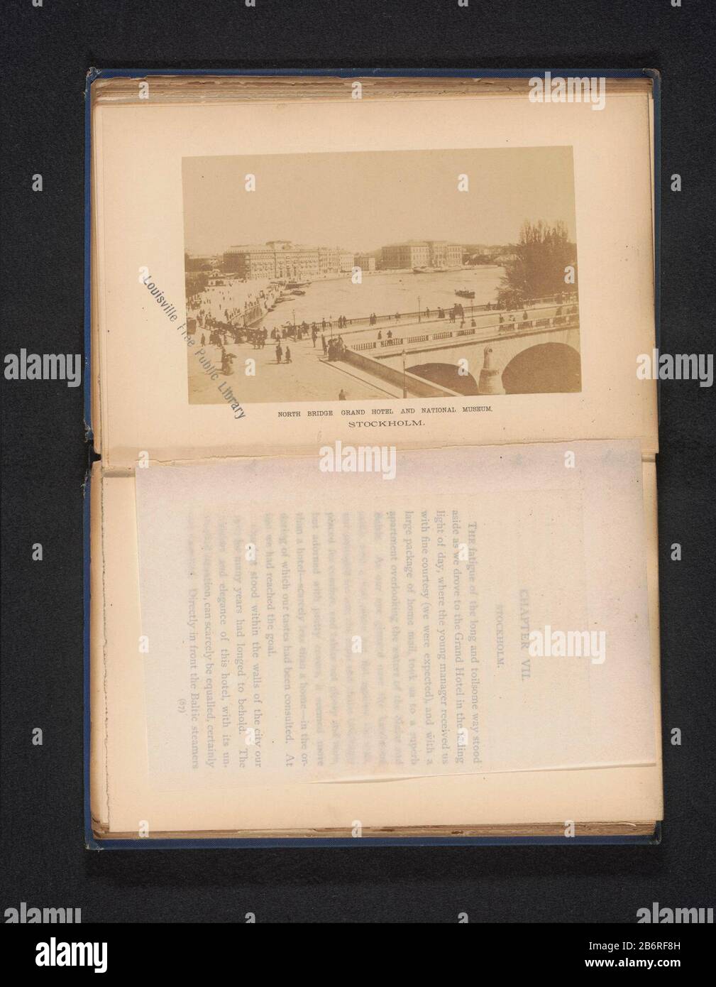 Gezicht op het nationaal Museum te Stockholm North bridge, Grand hotel and National Museum Stockholm (titel op Object) Vista del Museo Nazionale di Stoccolma North bridge, Grand hotel and National Museum Stockholm (title Object) Tipo Di Proprietà: Foto numero articolo: RP-F 2005-145-2 Iscrizioni / marchi: Marchio del collezionista, recto timbrato 'Louisville Free Public Library' Produttore : fotografo: Anonimo luogo produzione: Stockholm Data: 1885 Materiale: Carta Tecnica: Albumen stampa dimensioni: Foto: H 78 mm × W 126 mmToelichtingFoto due pagine pagina 90. Oggetto: Ponte dove: Stoccolma Foto Stock