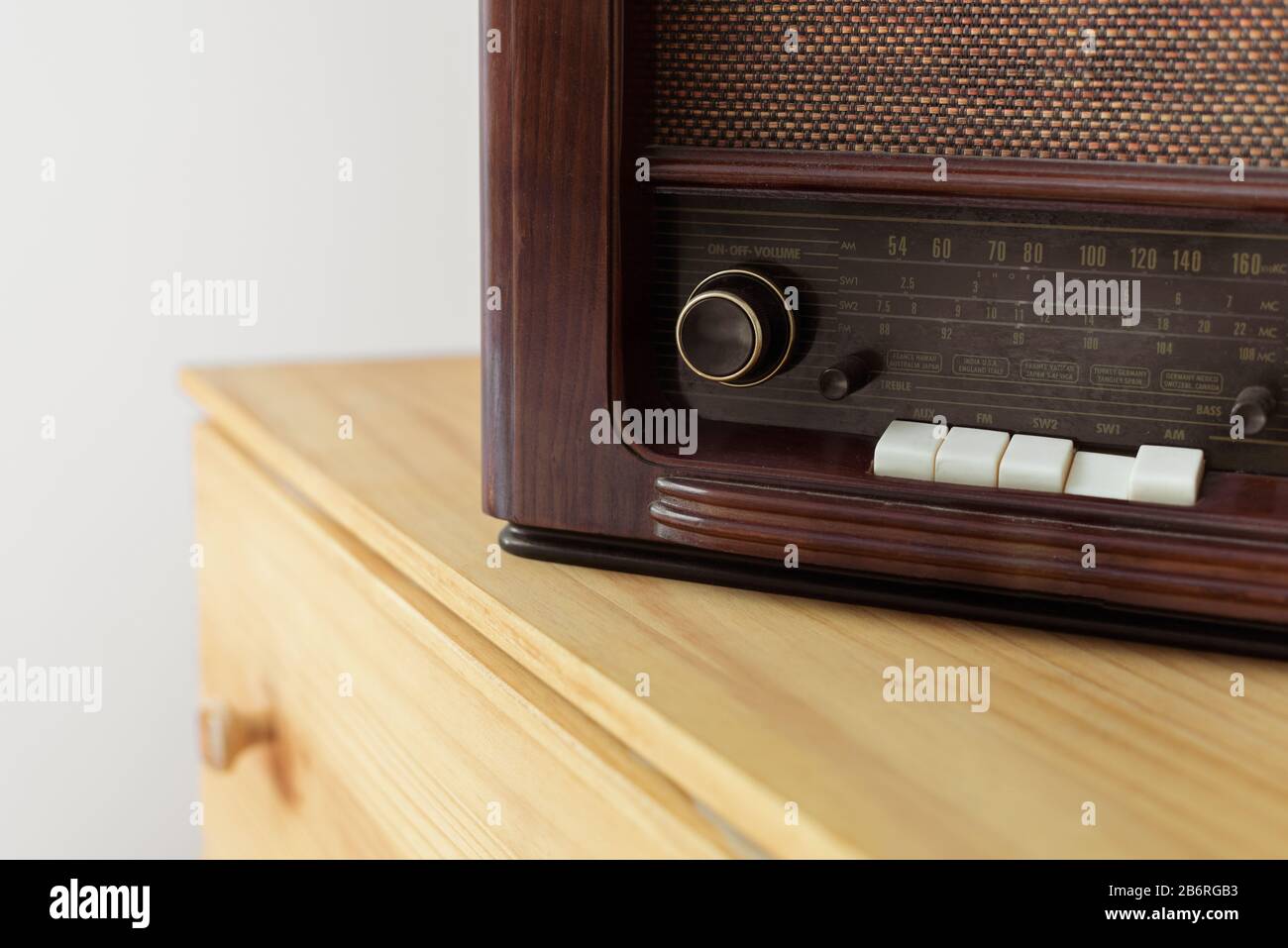 Radio vintage in legno su un tavolo Foto Stock