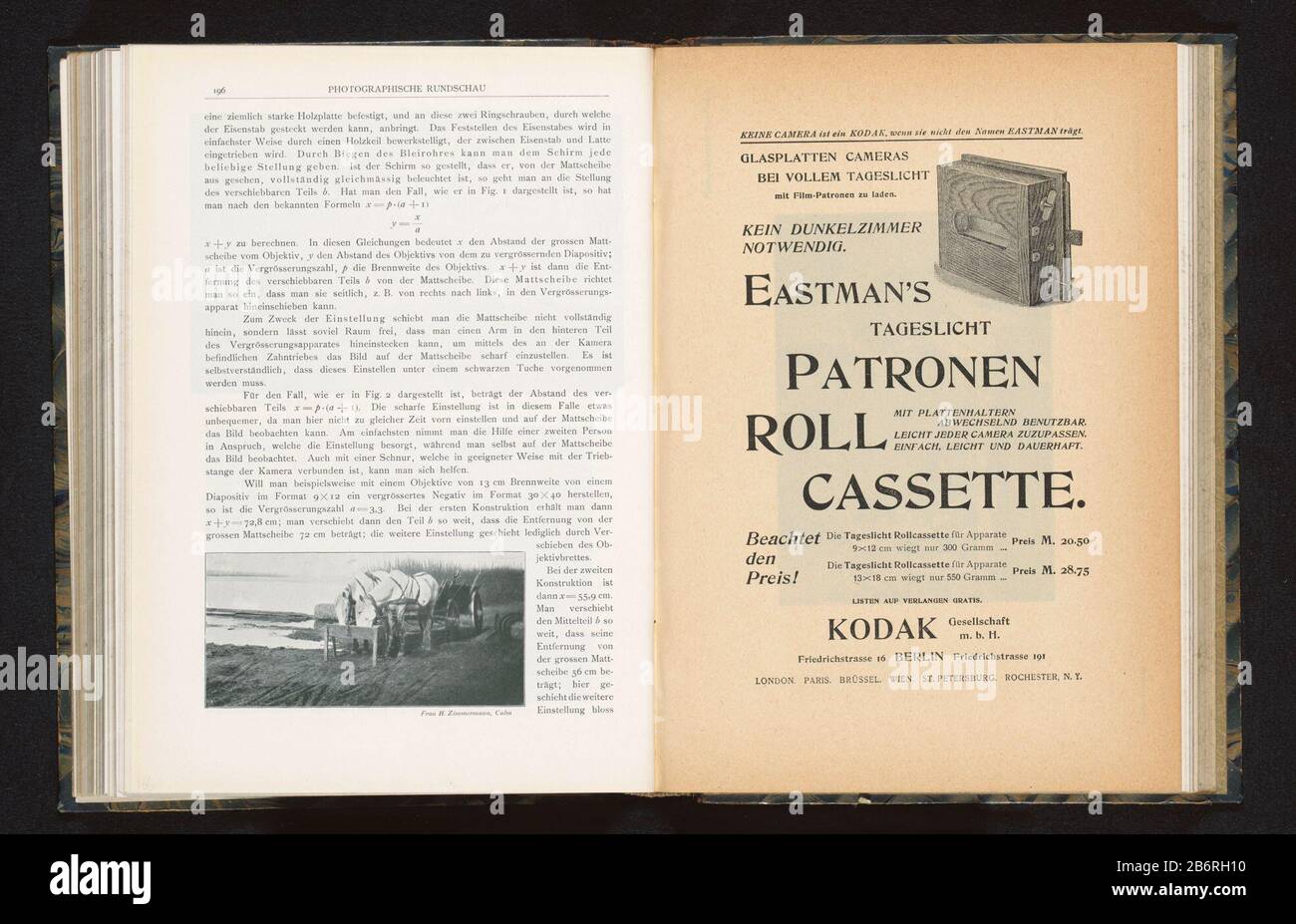 Gezicht op twee drinkende paarden, gespannen voor een kar Visualizza di bere due cavalli imbrigliati a un oggetto kar tipo : fotomeccanica stampa pagina numero articolo: RP-F 2001-7-968-3-166 Iscrizioni / marchi: Monogramma, recto, stampato: 'MR / & Co ' creazione fabbricazione: Fotografo: H. Zimmermann (edificio elencato) clichmaker: Riffarth & Co Meisenbach (possibile) Luogo di fabbricazione: Berlino Data: 1895 circa - o 1900 Materiale: Carta Tecnica: Autotipia dimensioni: Stampa: H 55 mm × W 114 mmToelichtingPrent a pagina 196. Oggetto: Veicolo a quattro ruote a cavallo, trainato da animali, ad esempio: Cabina, carrozza, pullman Foto Stock