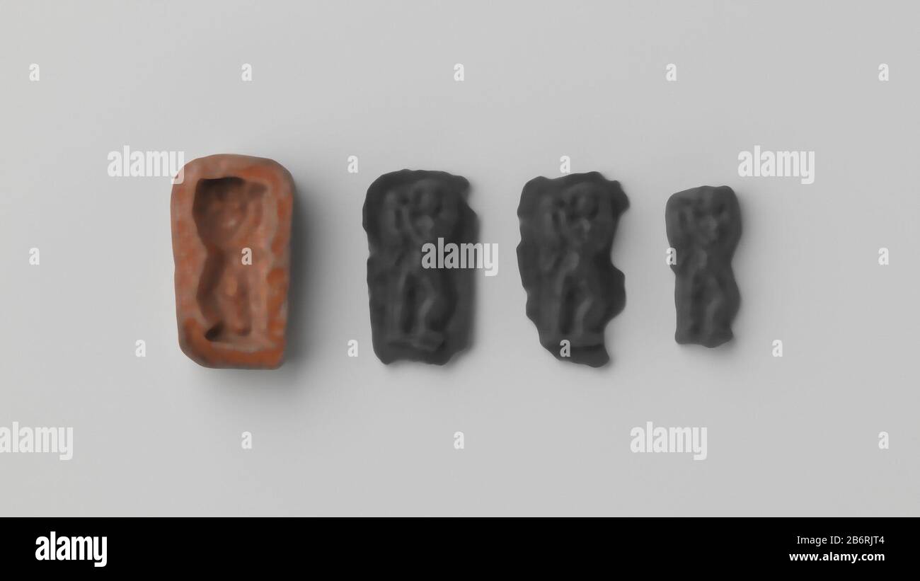 Gietvorm van gebakken aarde incontrò afgietcoels Gietvorm van een fluitspeler, verglasde gebakken aarde. Incontrò drie afietcoels van paarse era. Produttore : anoniem Dating: CA. 1400 - ca. 1950 Materiale: Aardewerk era dimensioni: H 5,5 cm. × b 3,1 cm. × d 1,7 cm. Foto Stock