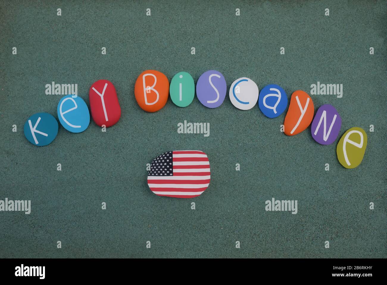 Key Biscayne, cittadina dell'isola nella contea di Miami-Dade, Florida, Stati Uniti, souvenir con una composizione di lettere di pietra multicolore e bandiera degli Stati Uniti su un r Foto Stock