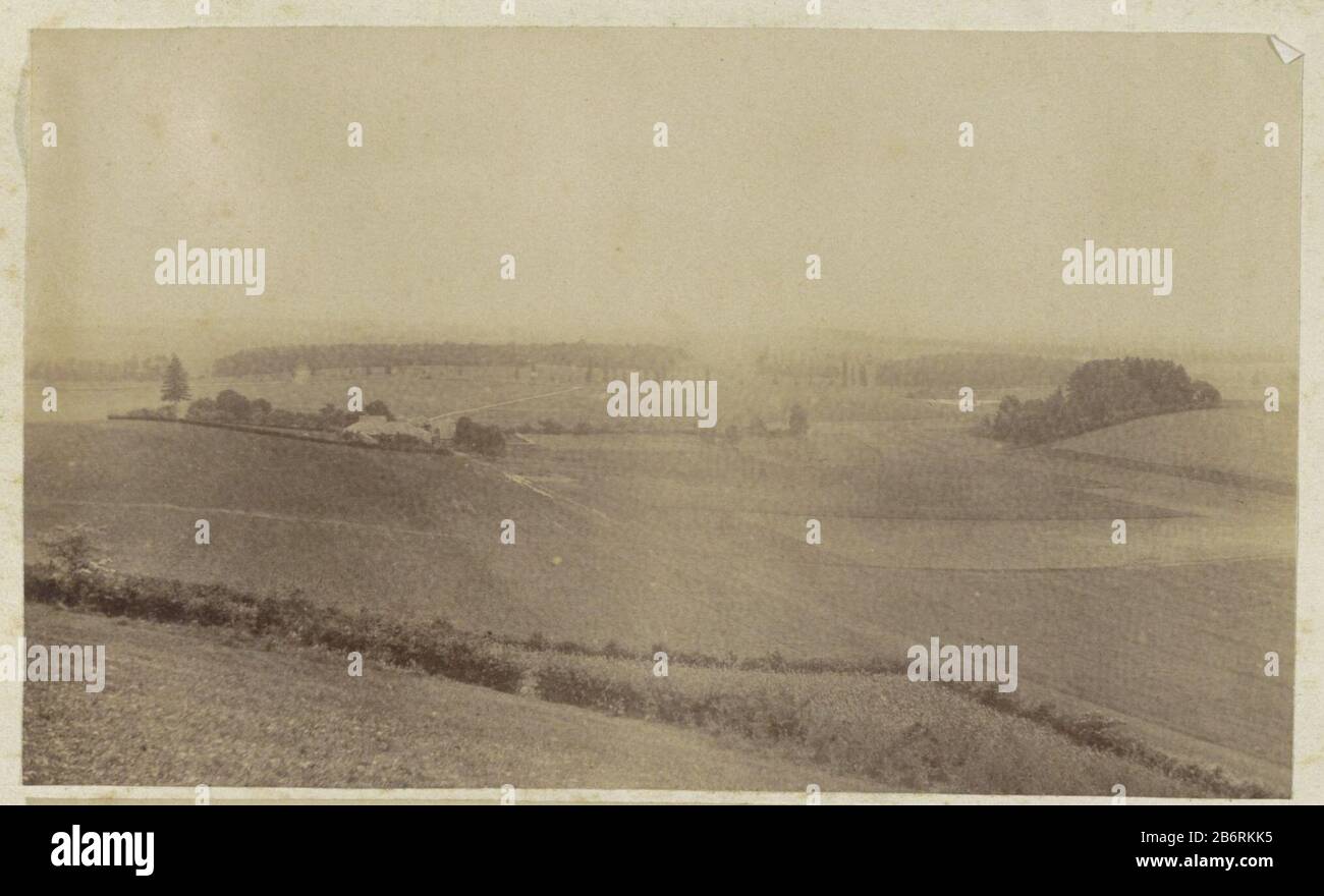 Glooiend landschap in Frankrijk Parte dell'album di fotografo amatoriale francese con foto di famiglia, militare, industriale, paesaggi e vedere dove: Condizioni in Francia . Produttore : fotografo: Anonymous location manufacturing: France Data: Giu-1886 Materiale: Carta fotografica Tecnica: Albumina pressione dimensioni: H 84 mm × W 142 mm Oggetto: Bassa collina dove la francia Foto Stock