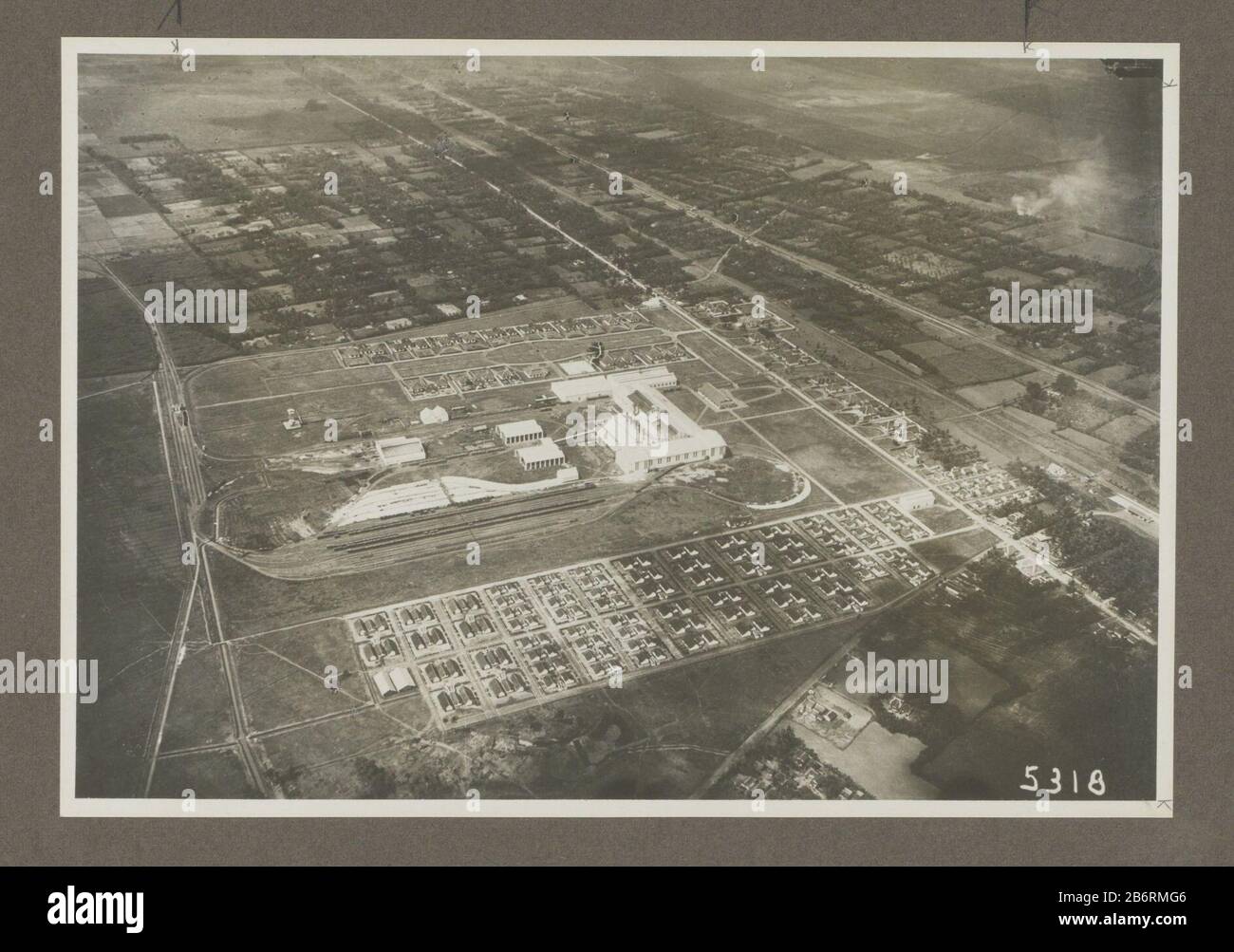 Goenoengsari (titel op Object) Vista aerea dello zucchero dall'HVA a Goenoengsari. Foto nella galleria offerta a A. van der Eyk per conto degli chef e dello staff della Trade Association Amsterdam (HVA) a Surabaya alla sua partenza da Java nell'aprile 1931. Produttore : fotografo: Atelier KurkdjianPlats produce Surabaya Data: Apr 1931 caratteristiche Fisiche : gelatina argento materiale di stampa: Carta Tecnica: Gelatina argento dimensioni di stampa: Foto: H 170 mm × W 230 mm Data: 1920 - 1931 Foto Stock