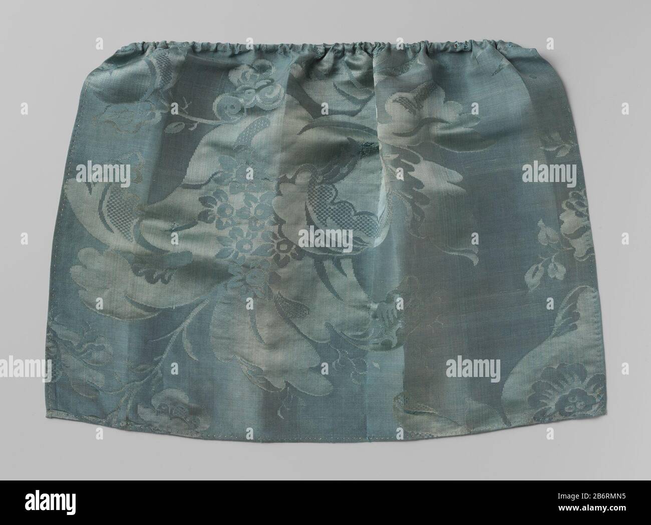 Gordijn van groen-blauwe zijde aan roede Een gordijn van zacht groen-blauwe zijde met groot damaspatroon van bloem- en bladmotieven; aan zij- en onterkant omzoomd; bovenkant omgeslagen rondom koperen roede, vast te prikken bode dowen dowen en kagdoben en en en en kagdober en en en en kbébébébébor en Produttore : vervaardiger: AnoniemPlaats fabbricante: Frankrijk (mogelijk) Convenzione di industria di Incontri: CA. 1750 Materiale: Zijde capodistria dimensioni: Camoscio: L 29,0 cm. Gordijn: L 30,0 cm. × b 41,0 cm. Foto Stock