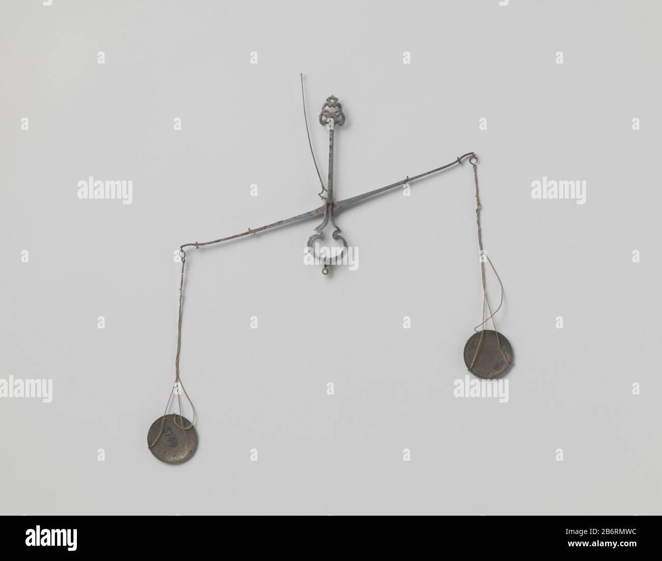 Goudbalans Een Goudbalans met een zilver schaal.Vervaardiging Dating: CA. 1400 - ca. 1950 Materiale: Zilver dimensioni: B 21 cm. × h 11,5 cm. schaal: d 4 cm. Foto Stock