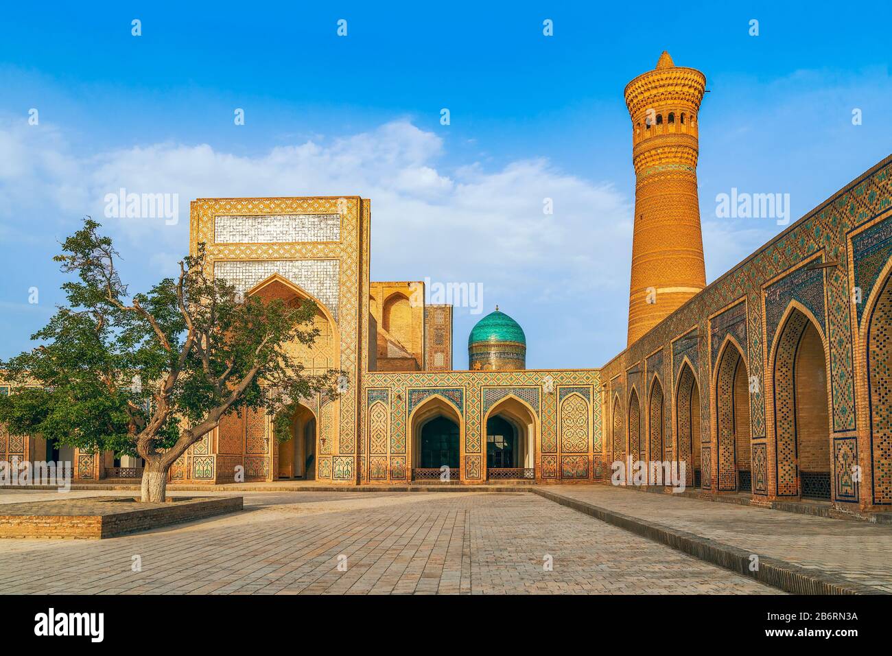 Cortile interno al complesso religioso islamico po-i-Kalyan situato intorno al minareto di Kalan con la madrasa. Bukhara. Uzbekistan Foto Stock