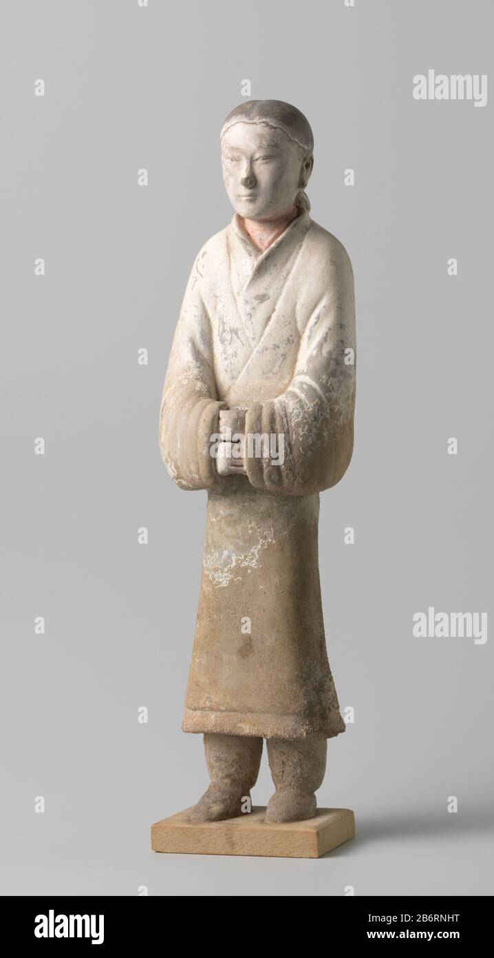 Graffiguur dienares graffiguur van een dienares. Produttore : anoniemPlats fabbricante: Cina datazione: -206 - 220School / stijl: Han-dynasie (-206-220) Materiale: Aardewerk verfstof dimensioni: H 53,2 cm (zonder houten plankje onder de voeten) × b 14,8 cm × d 12,5 cm Foto Stock