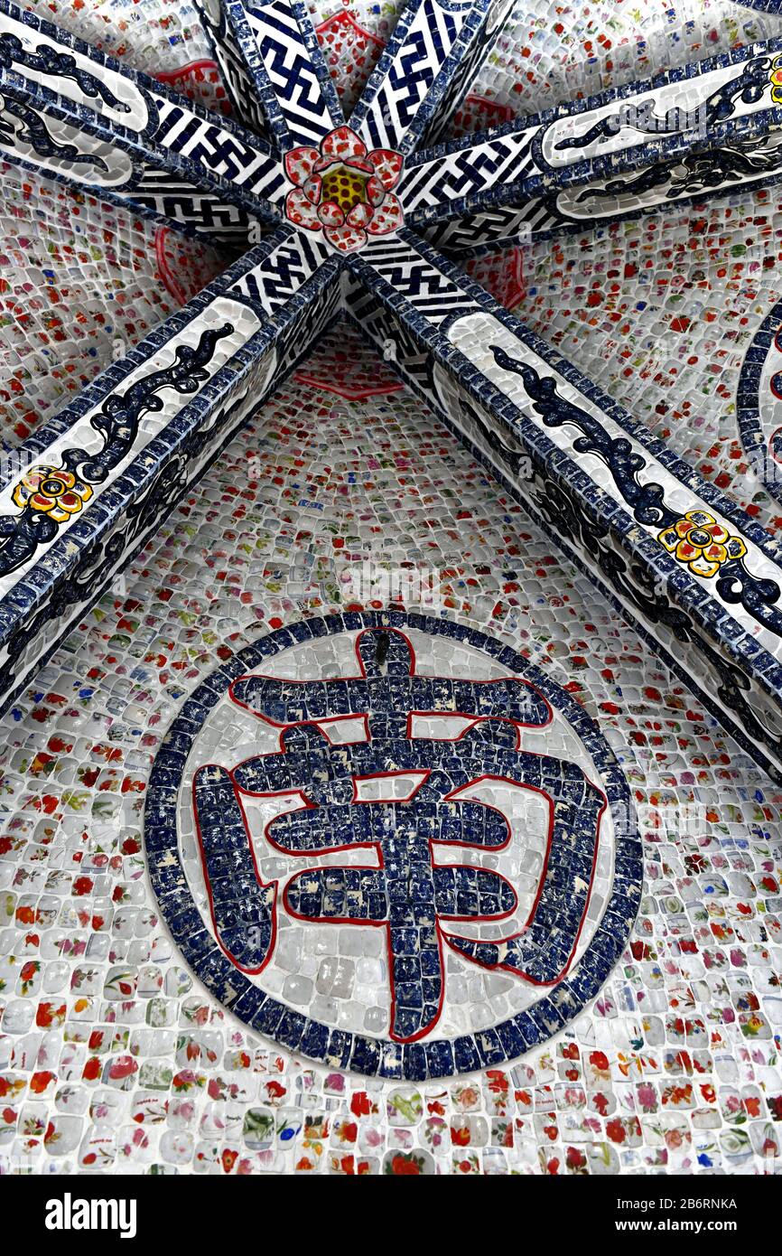 Dettagli mosaico nella Pagoda Vietnamita Ve Chai. Linh Phuoc Pagoda o Ve Chai Pagoda - un tempio buddista drago nella città di Dalat in Vietnam. Foto Stock