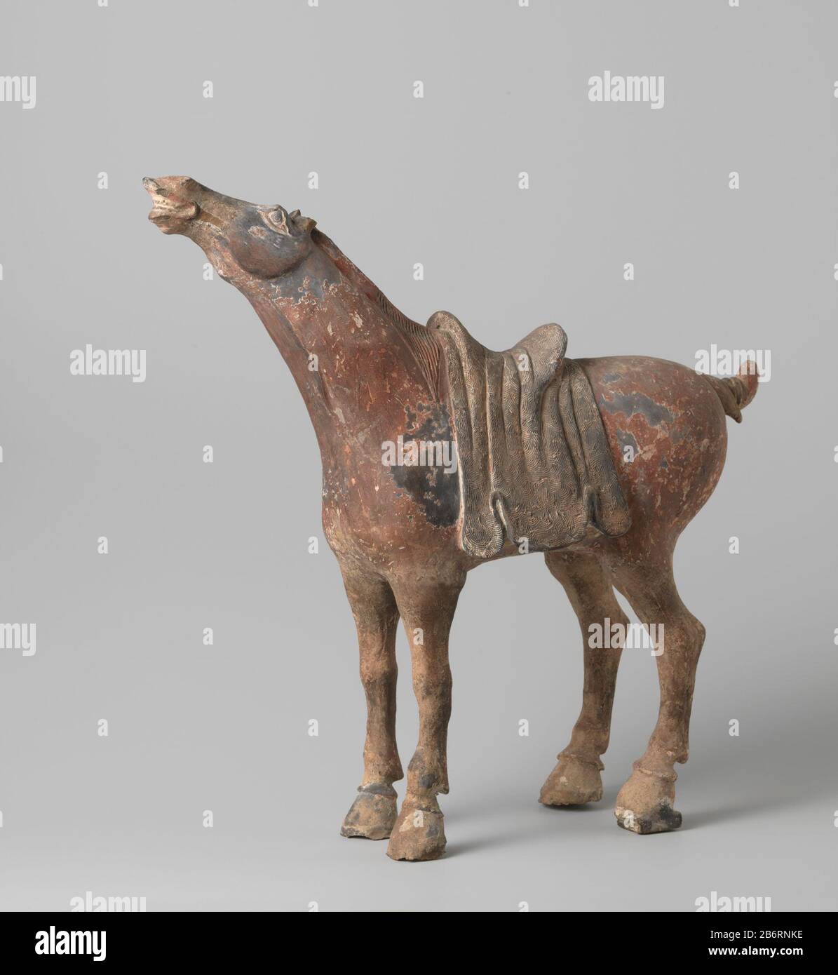 Graffiguur Gezadeld paard, beschilderd in kleuren. Produttore : anoniemPlats prodotto: Cina datazione: 220 - 589School / stijl: ZES Dynastieën (220-589) Materiale: LEEM verfstof dimensioni: H 52,0 cm × b 55,0 cm × d 18,0 cm × g 9,4 kg Foto Stock